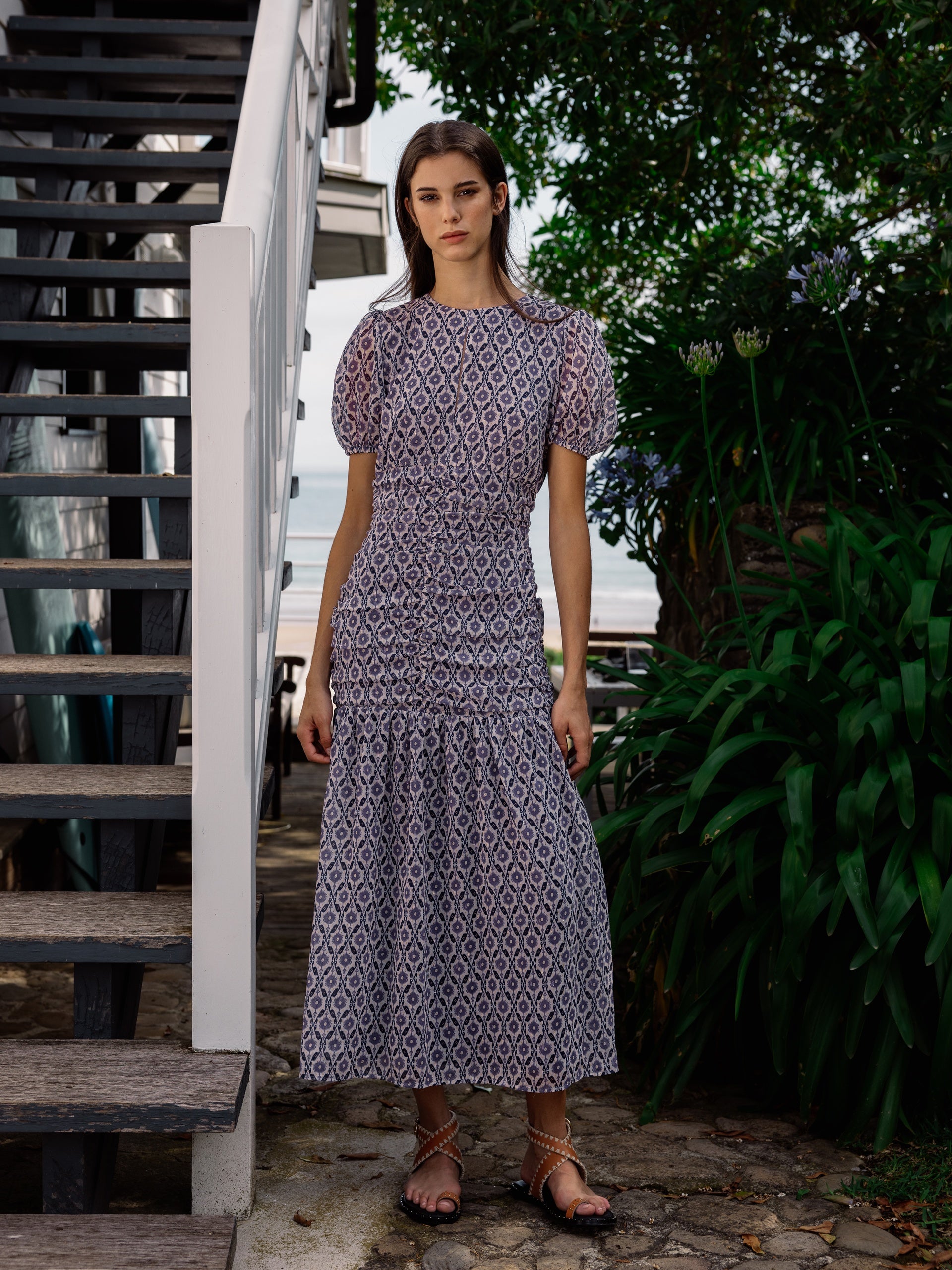 Vestido largo fruncido estampado malva