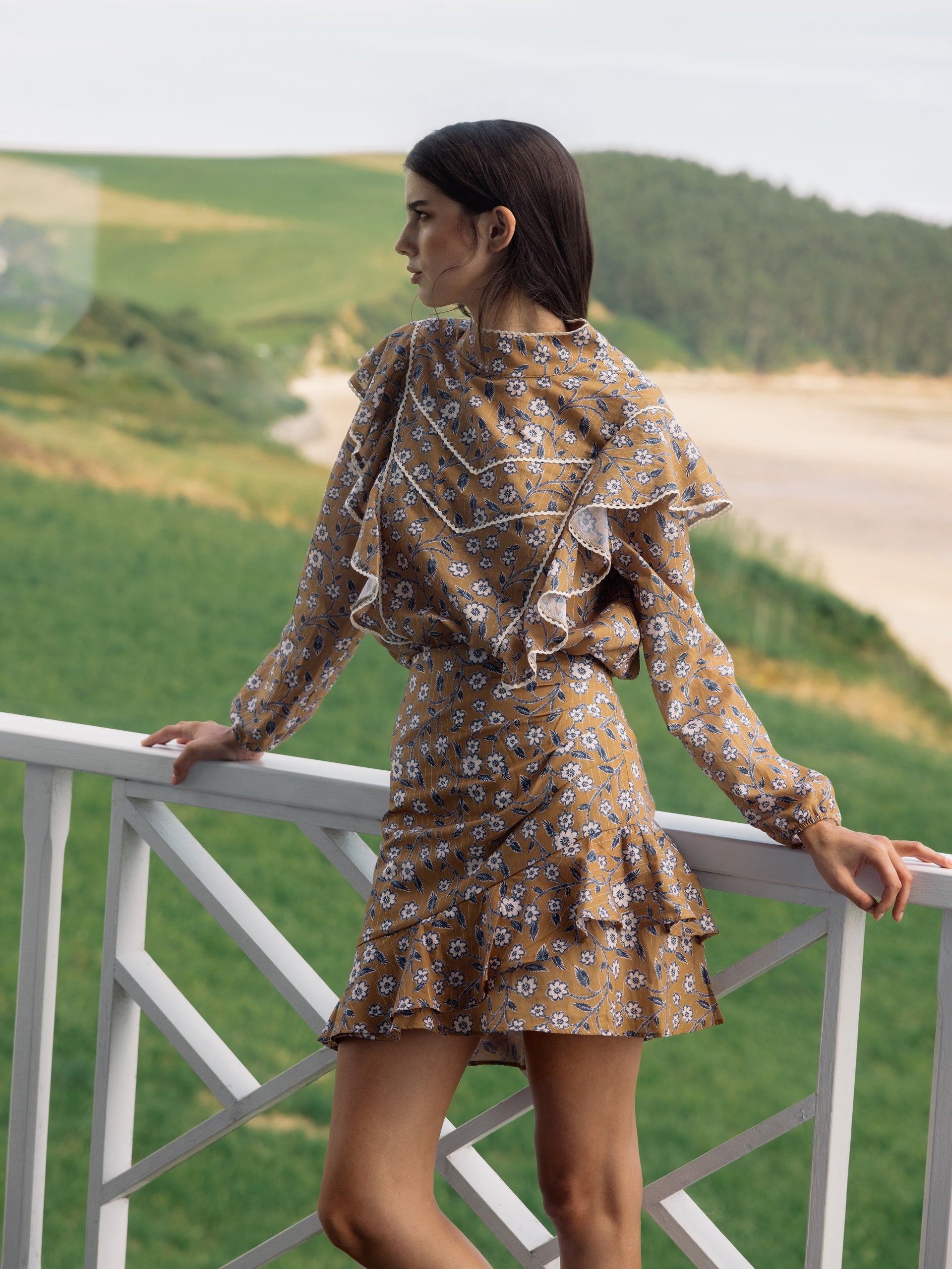 Saia mini estampada com flores camel