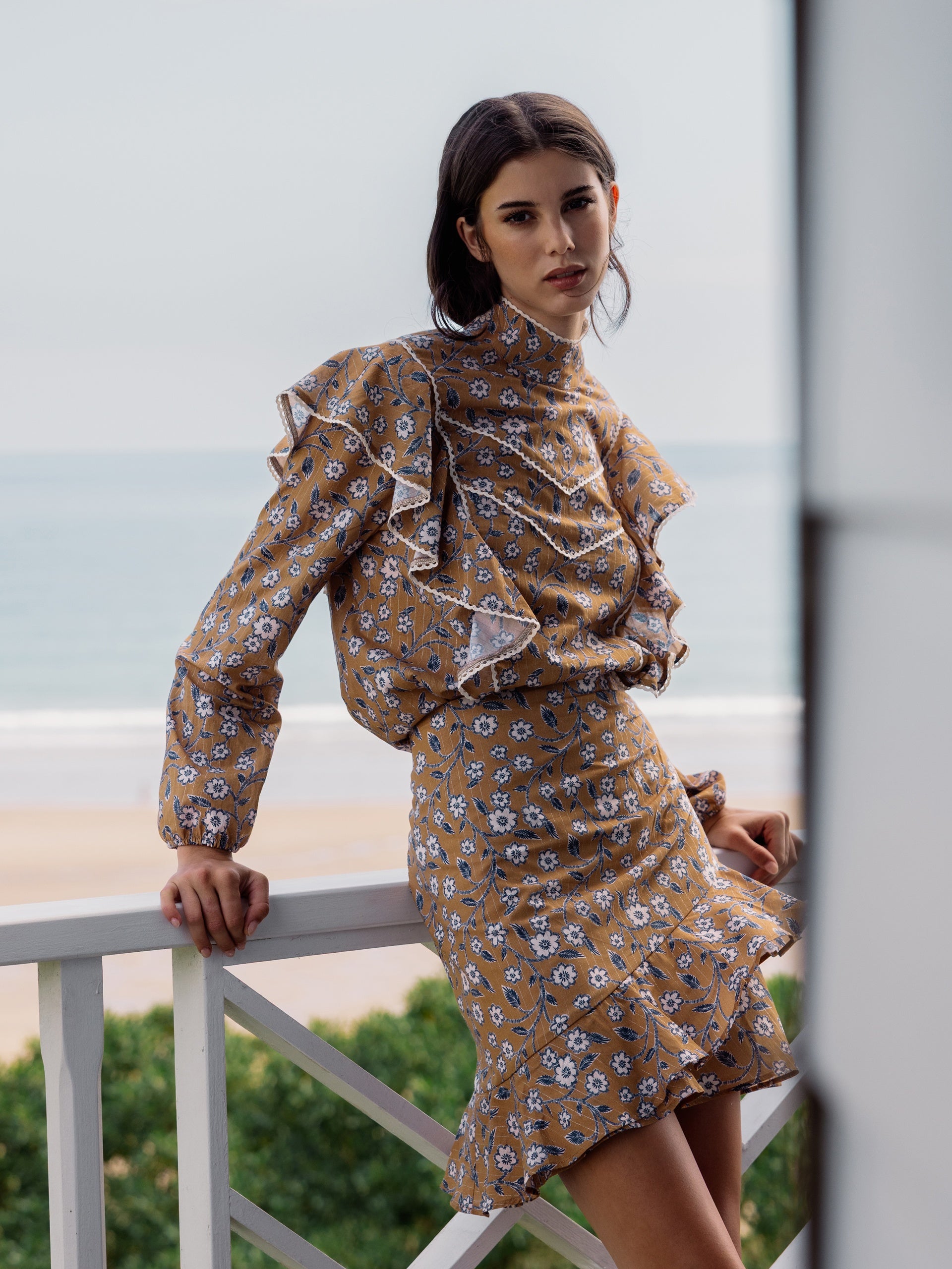 Blusa com folhos e estampado floral camel