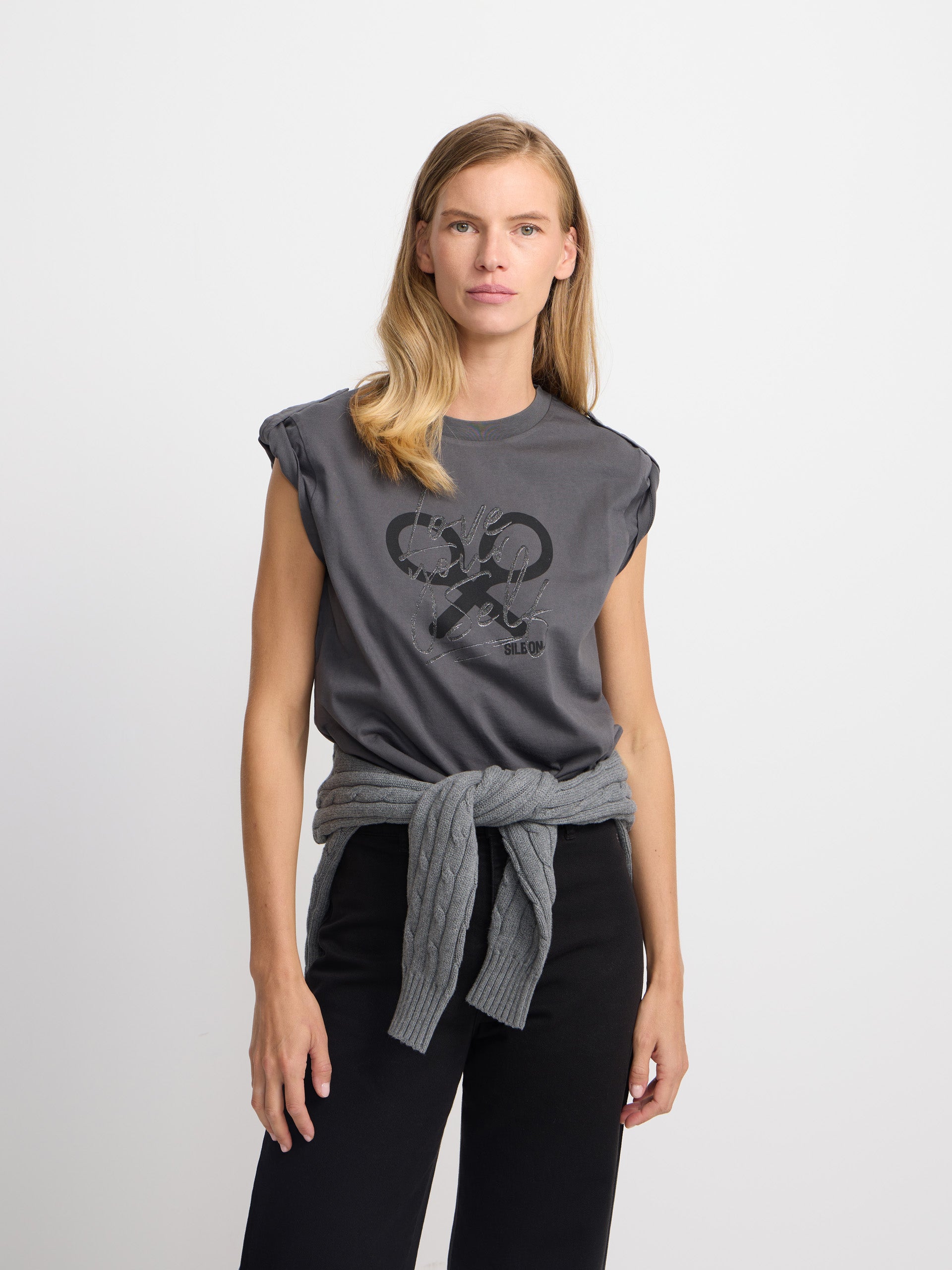 Camiseta woman manga roll out negra