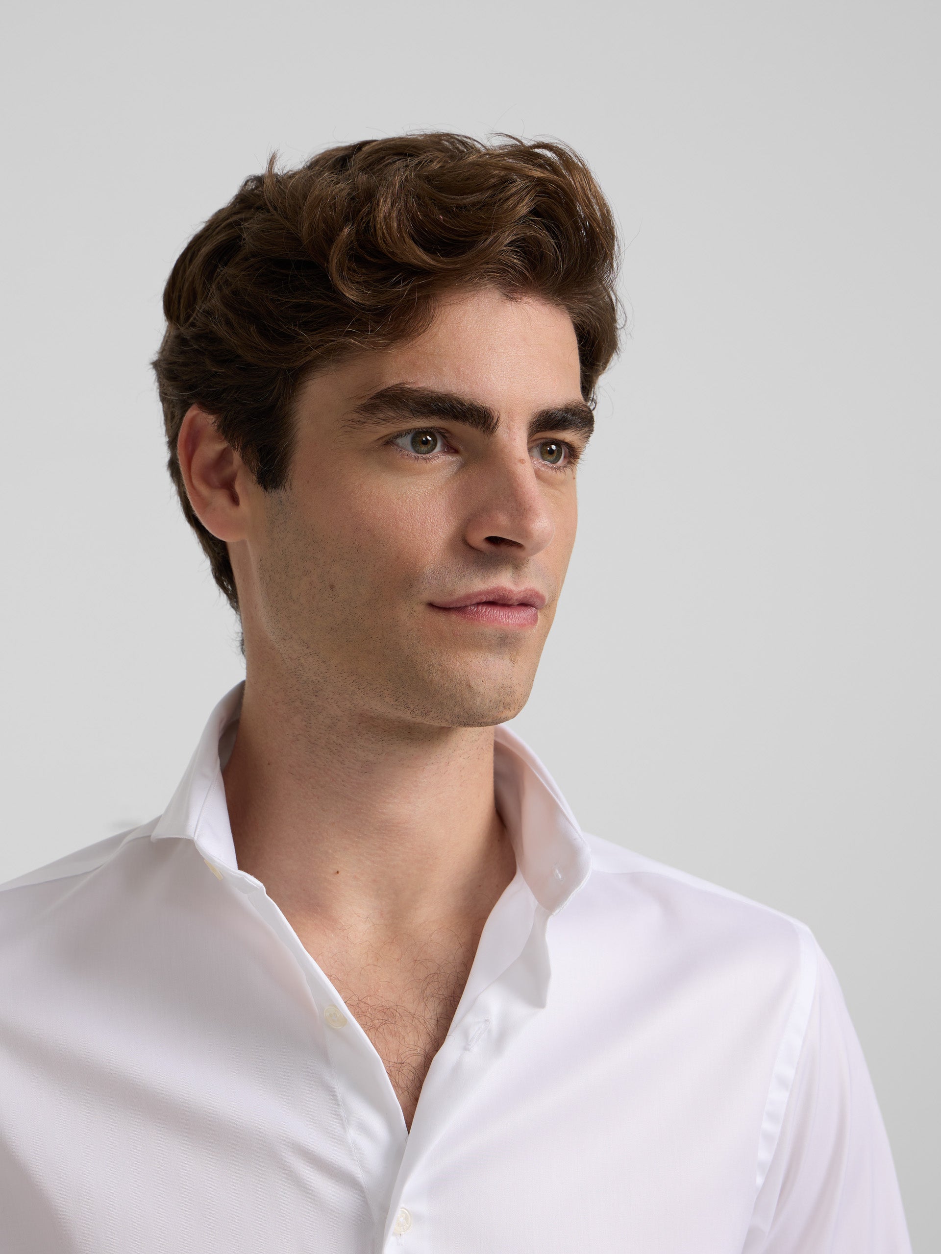 Camisa de vestir branca, punho simples, fácil de engomar