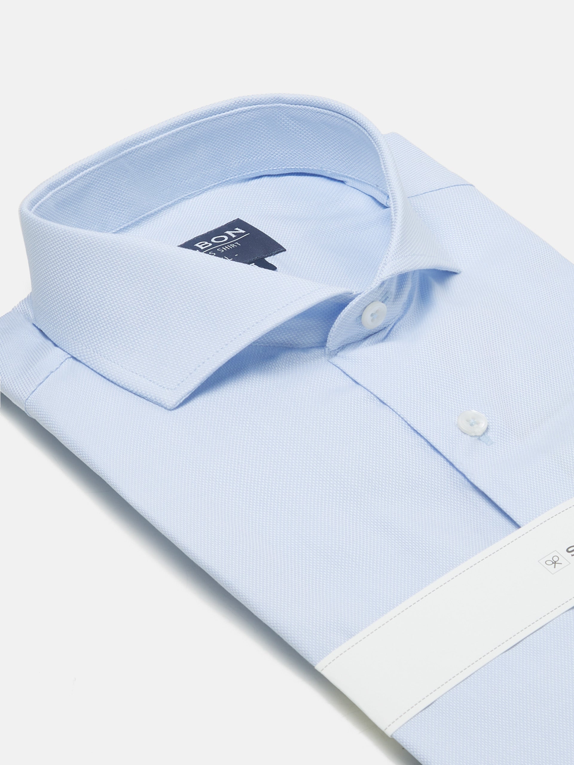 Camisa de vestir azul-claro com estrutura