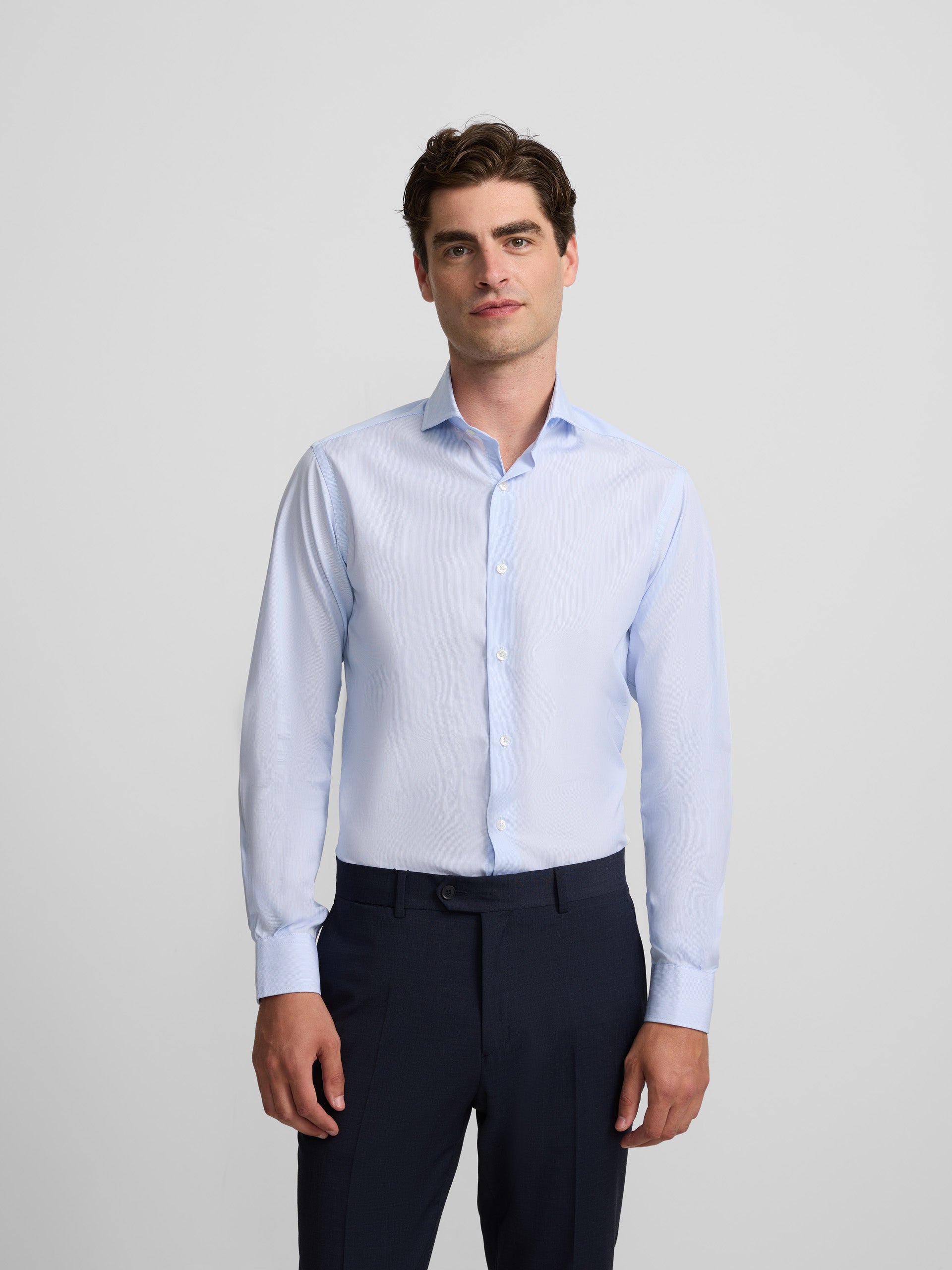 Camisa de vestir riscas finas azul claro punho simples