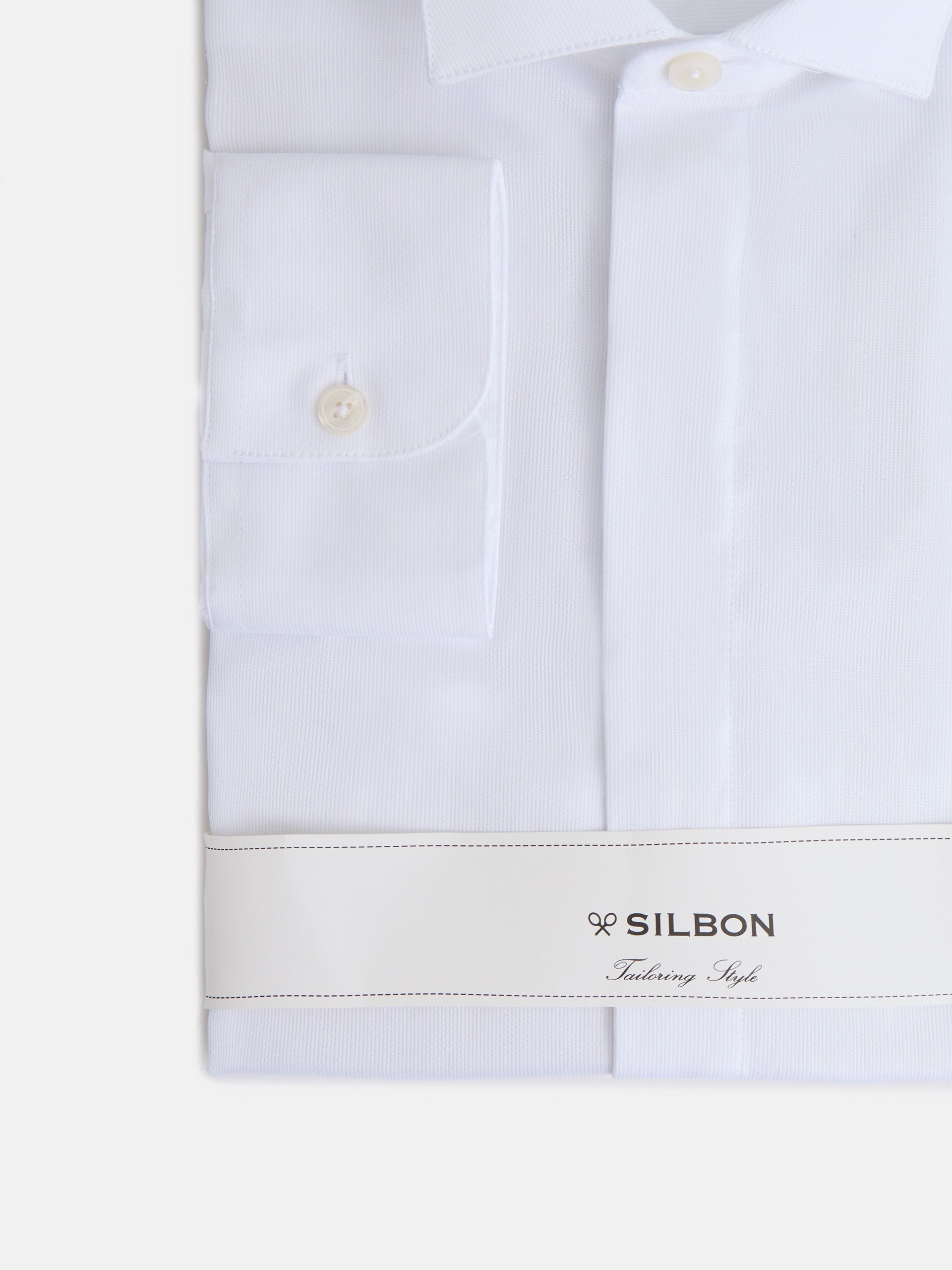 Camisa de vestir branca com gola esmoquin