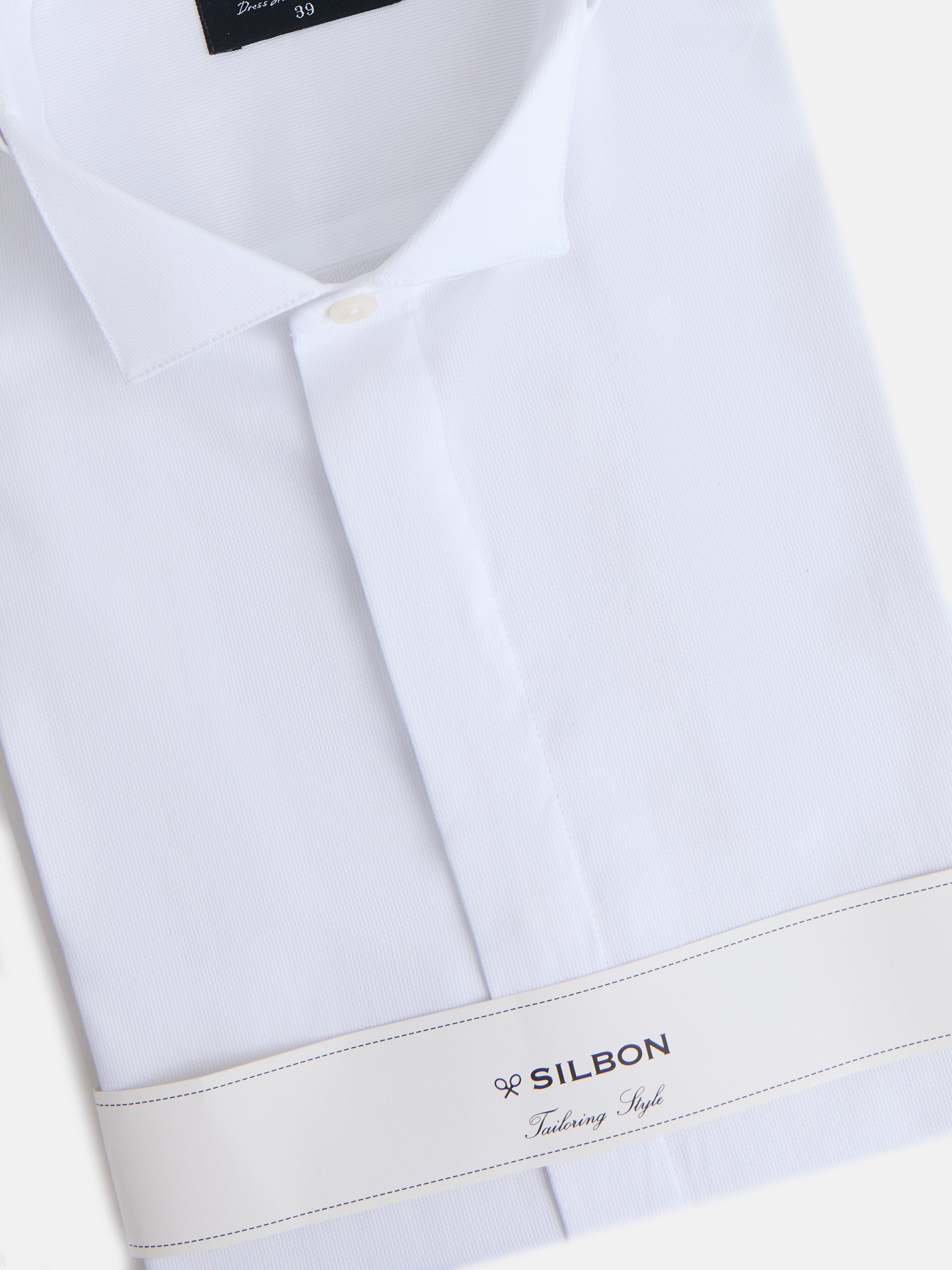 Camisa de vestir branca com gola esmoquin