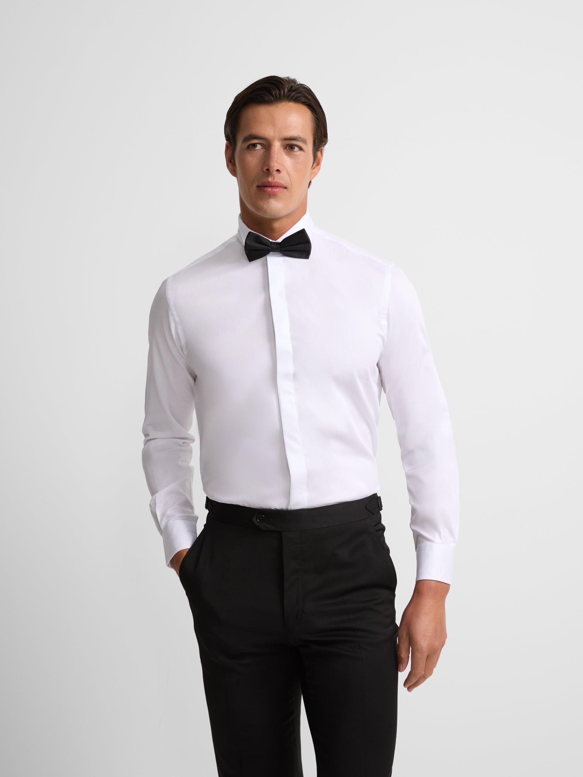 Camisa de vestir branca com gola esmoquin