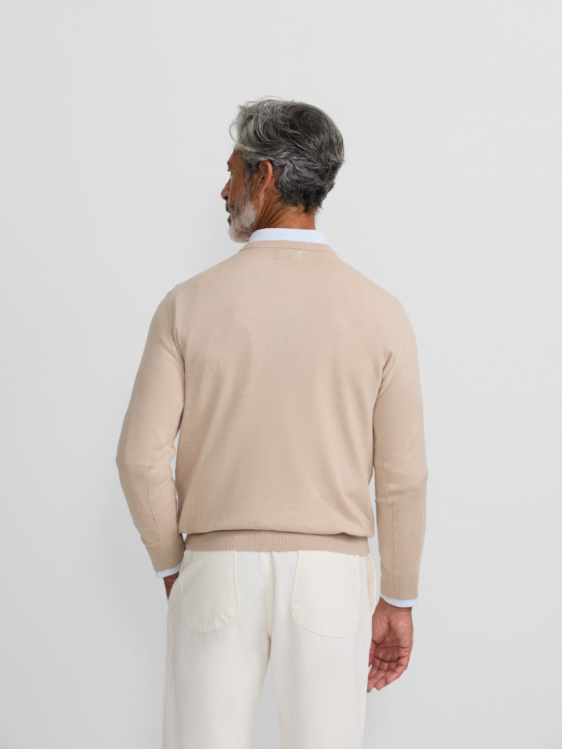 Pull classique beige à col en V