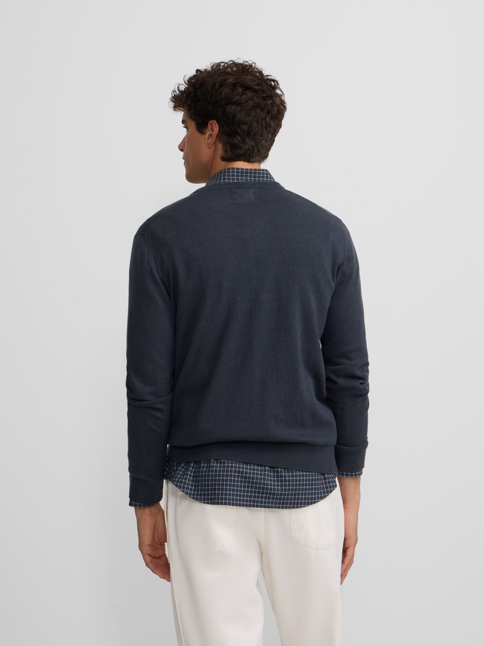 Pull classique bleu-gris à col en V