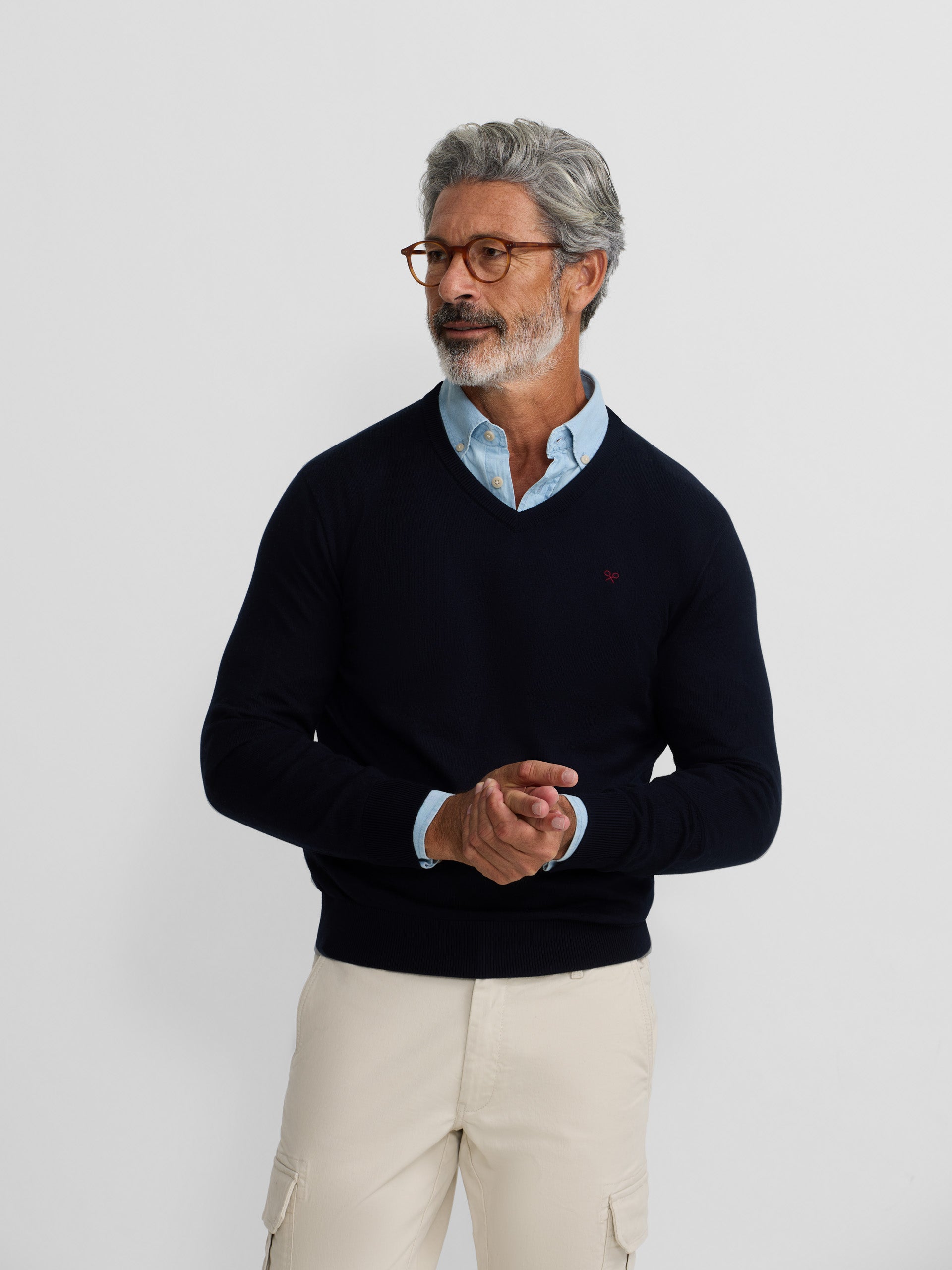 Pull classique bleu marine à col en V