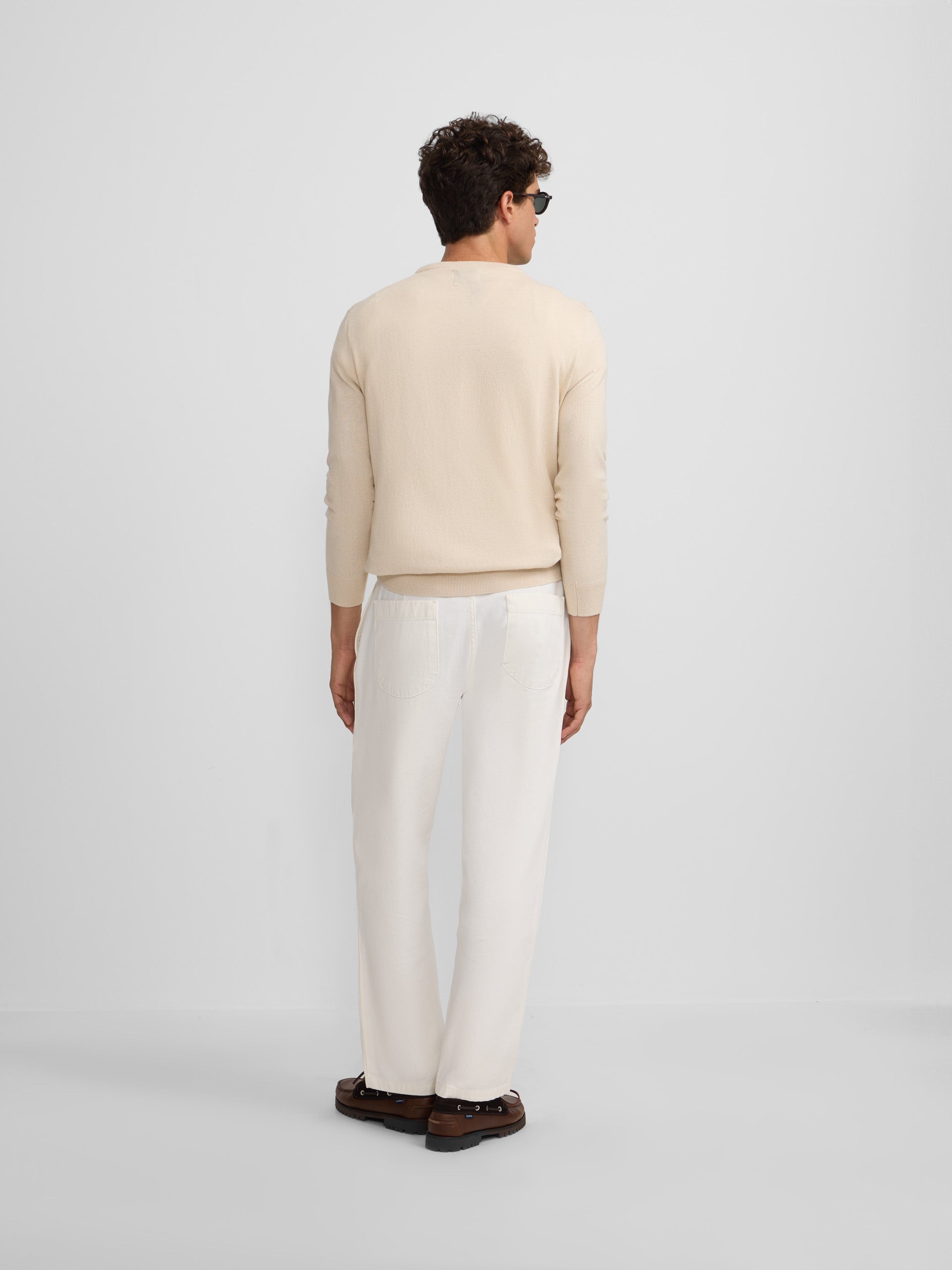 Pull classique à col rond en beige clair