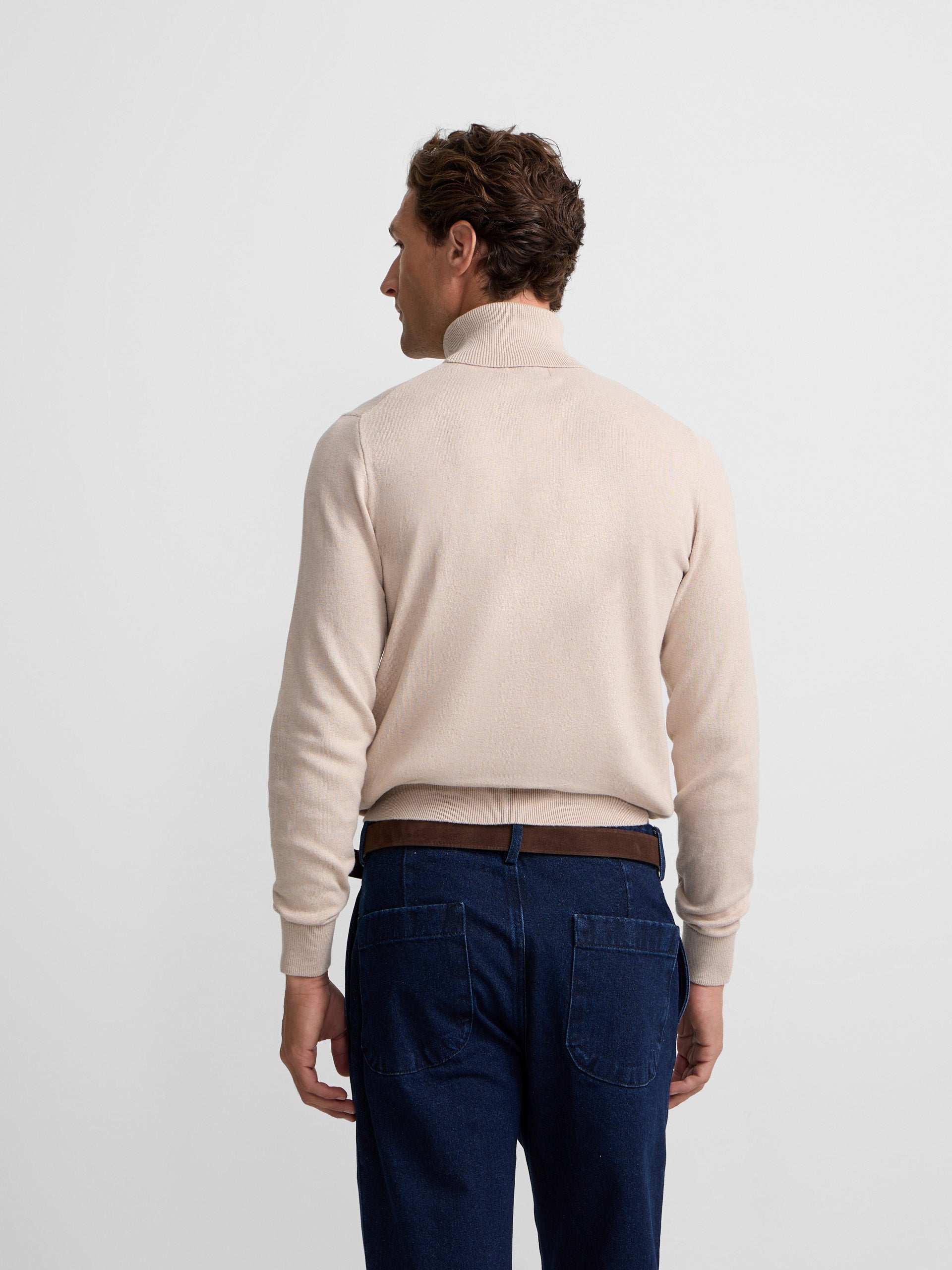 Pull col roulé beige classique