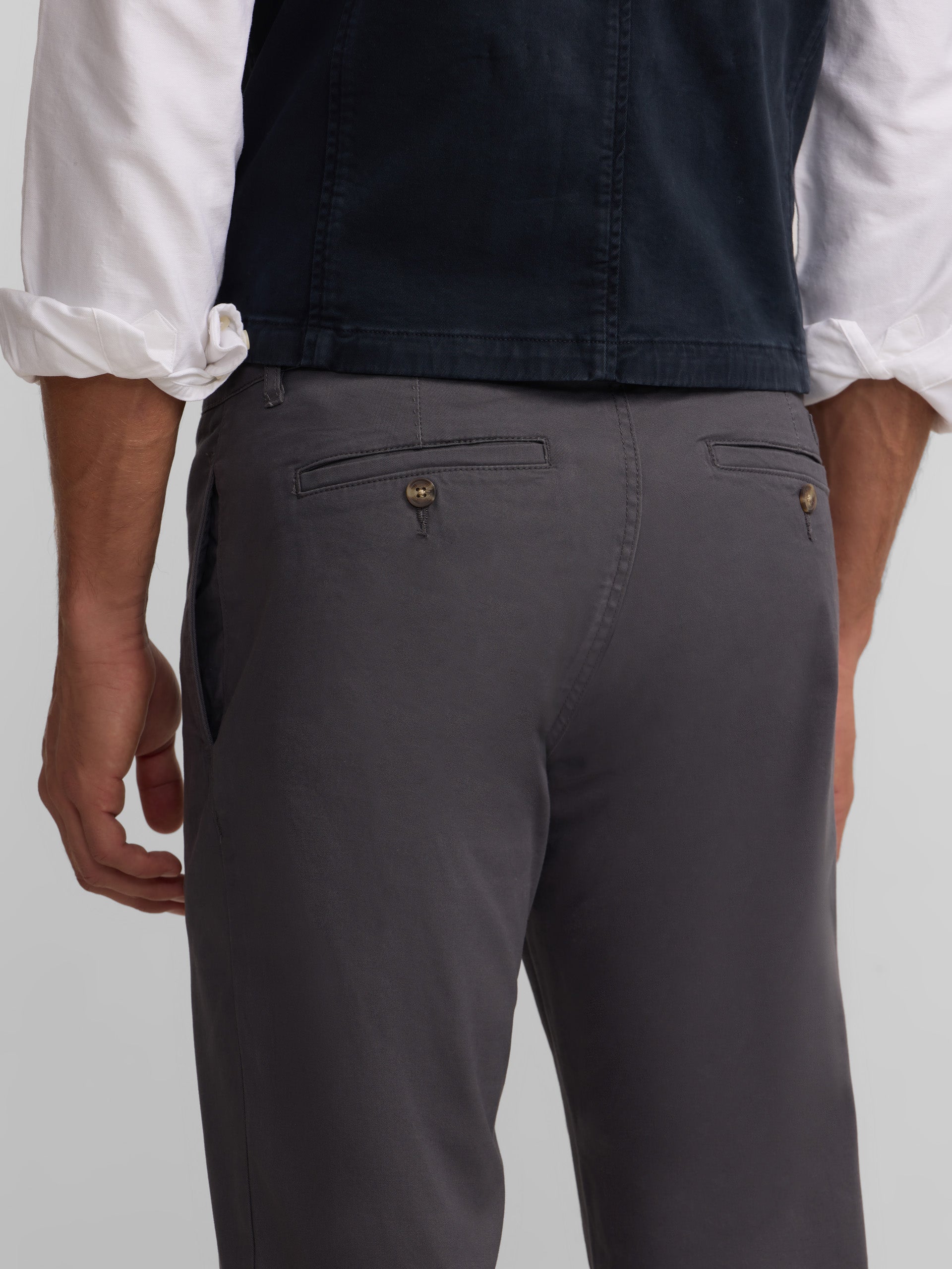 Calças chino casuais cinzento-escuro