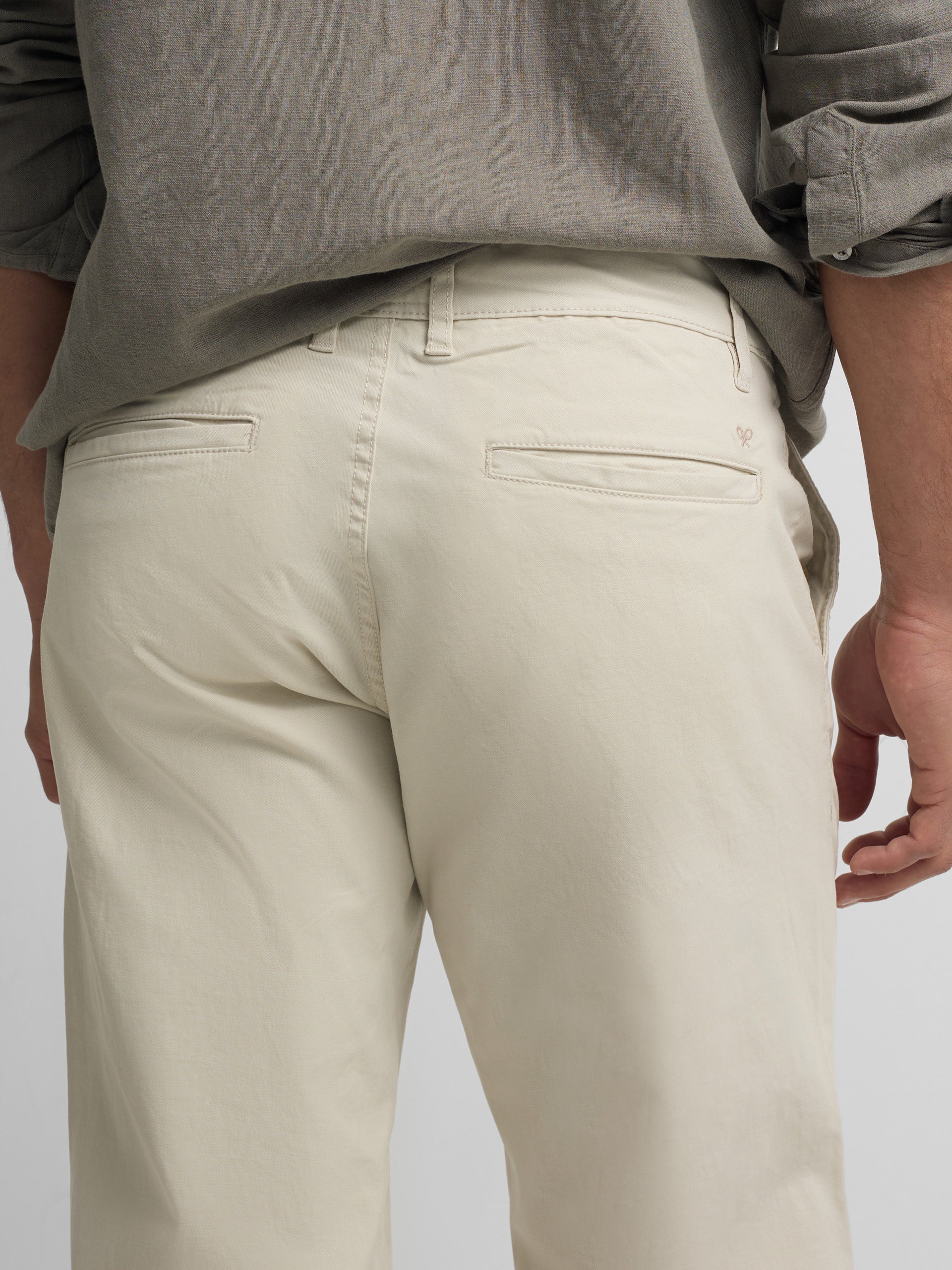 Pantalon chino casual pinzas piedra
