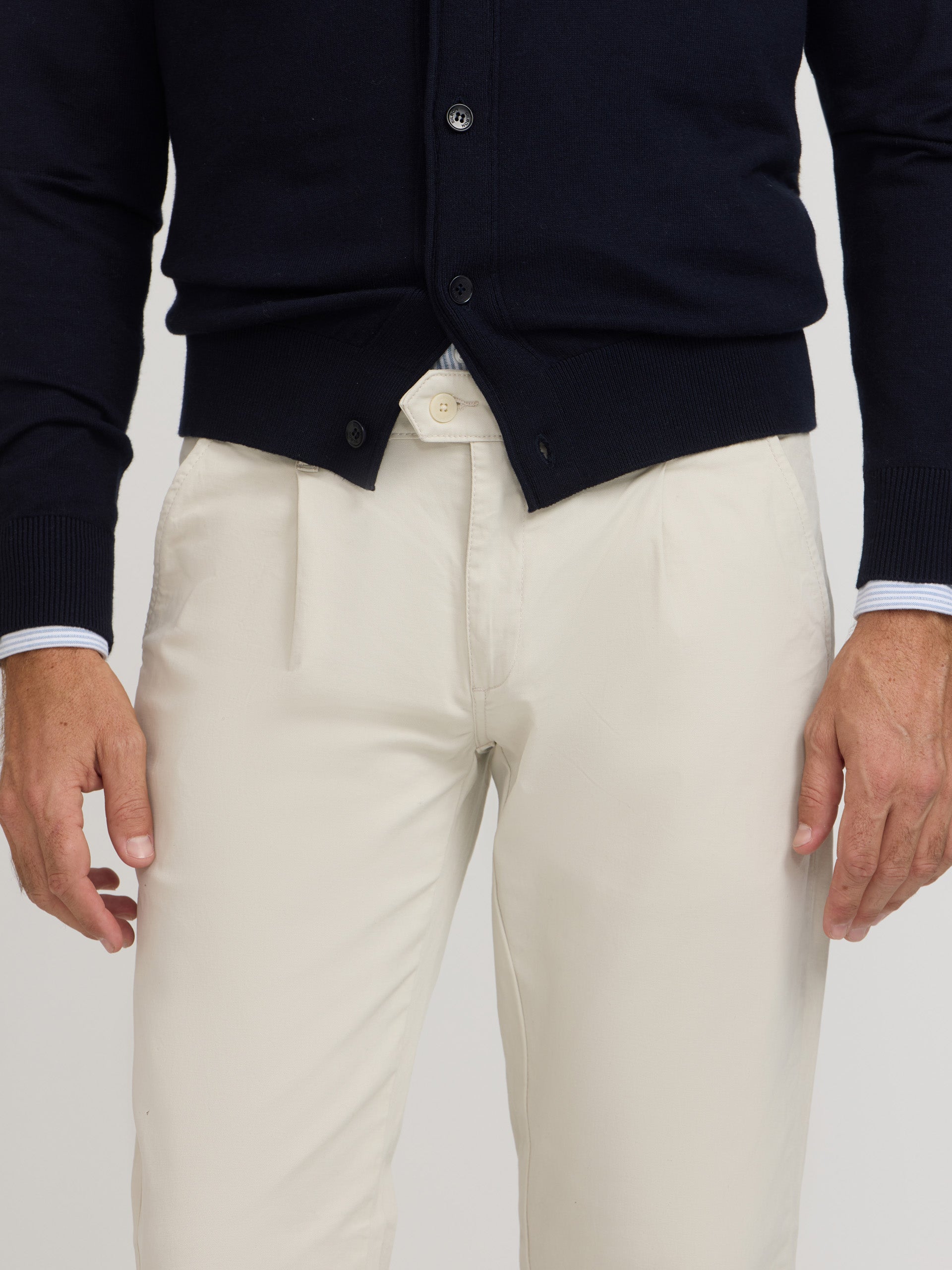 Pantalon chino casual pinzas piedra
