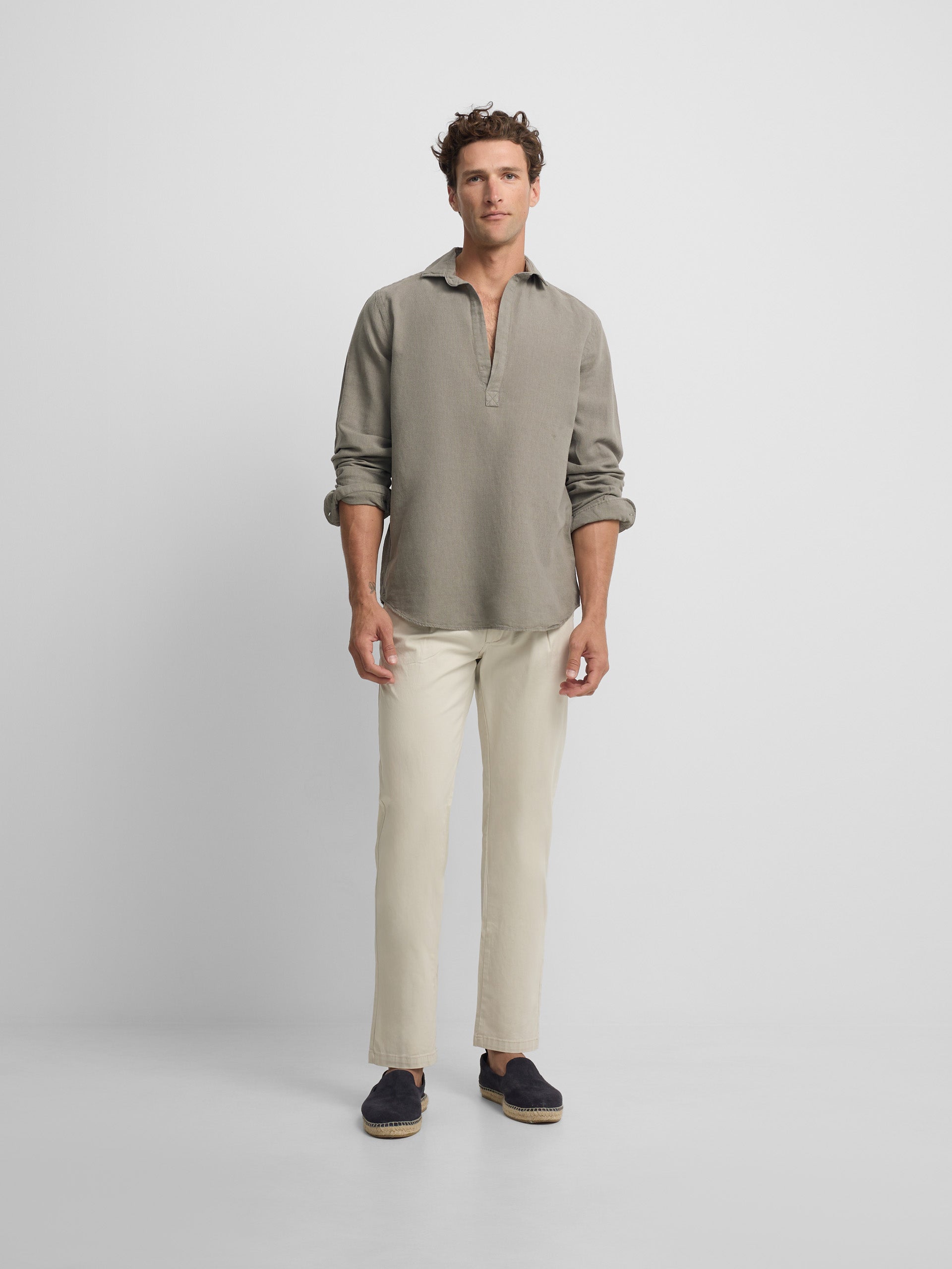 Pantalon chino casual pinzas piedra
