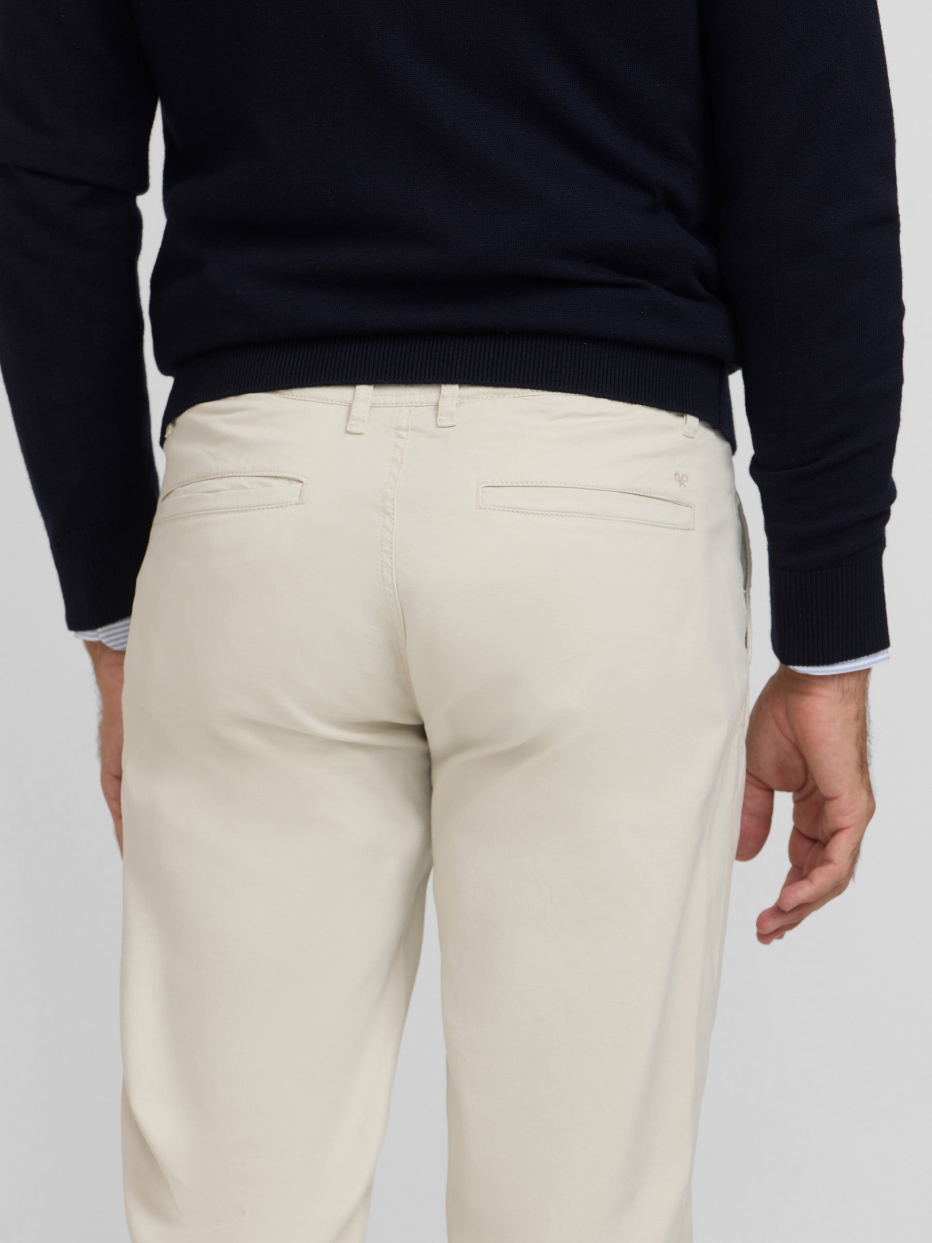 Pantalon chino casual pinzas piedra