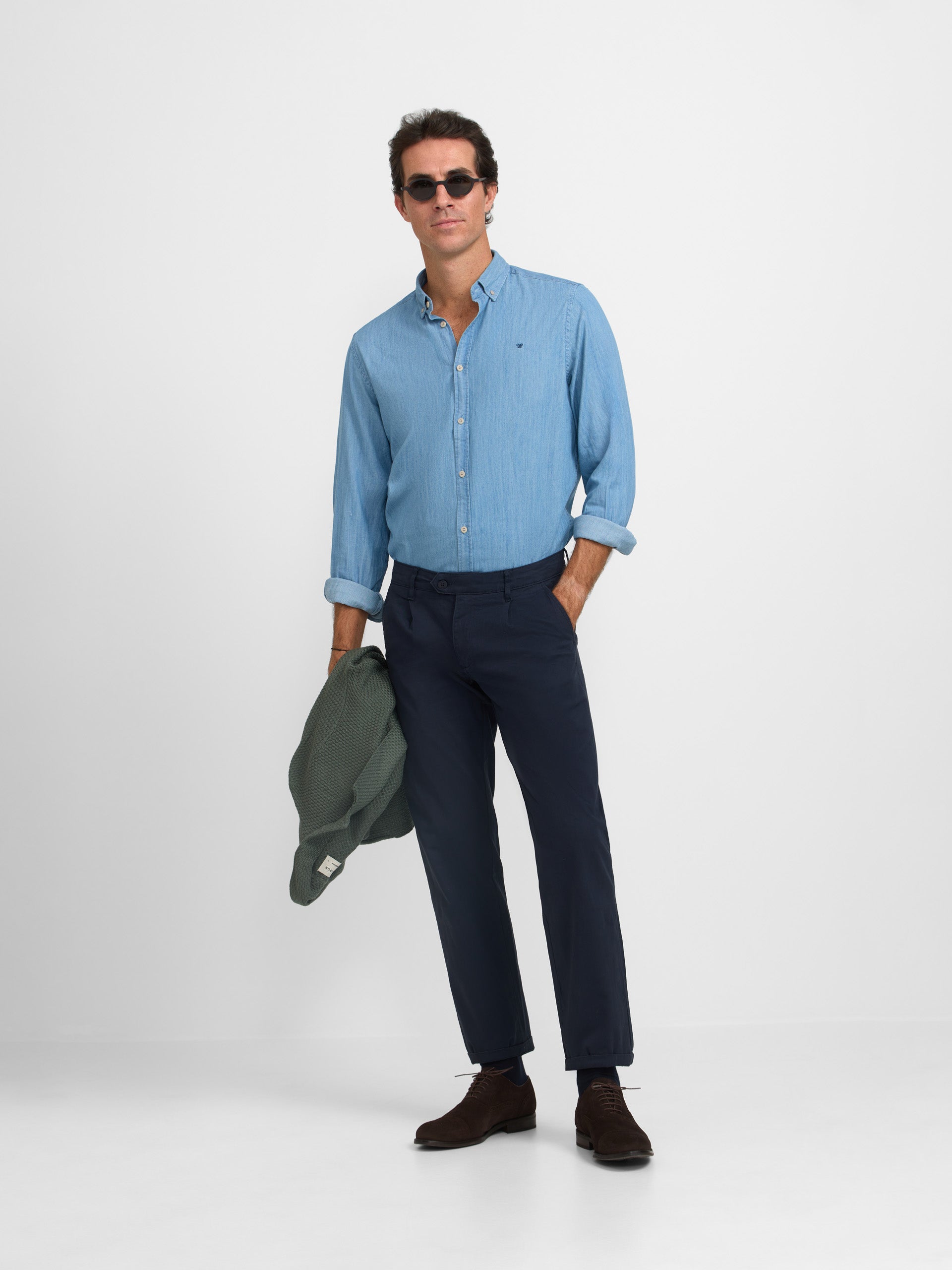 Casual chino trousers with navy blue pleats