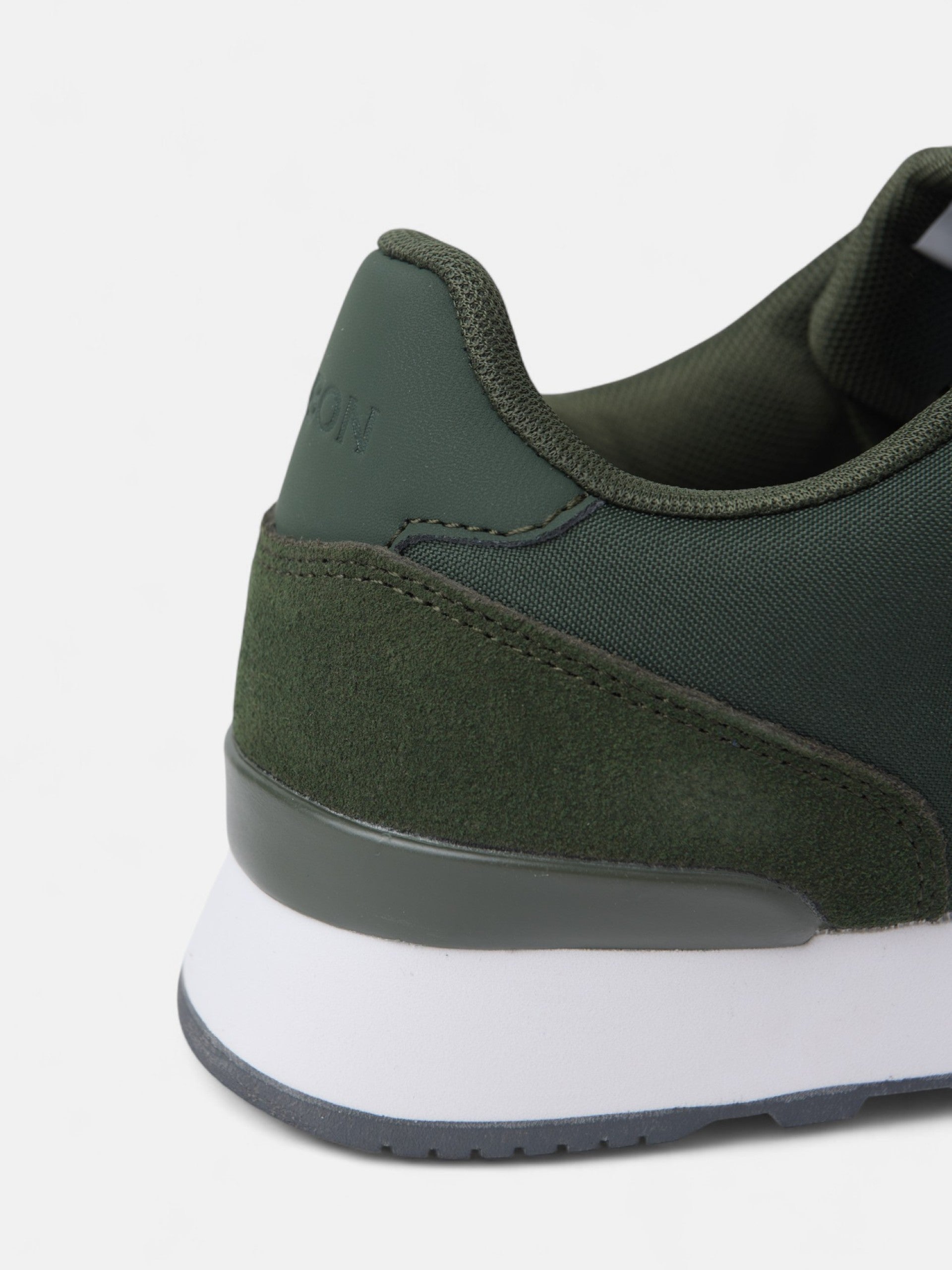 Zapatilla running clasica verde