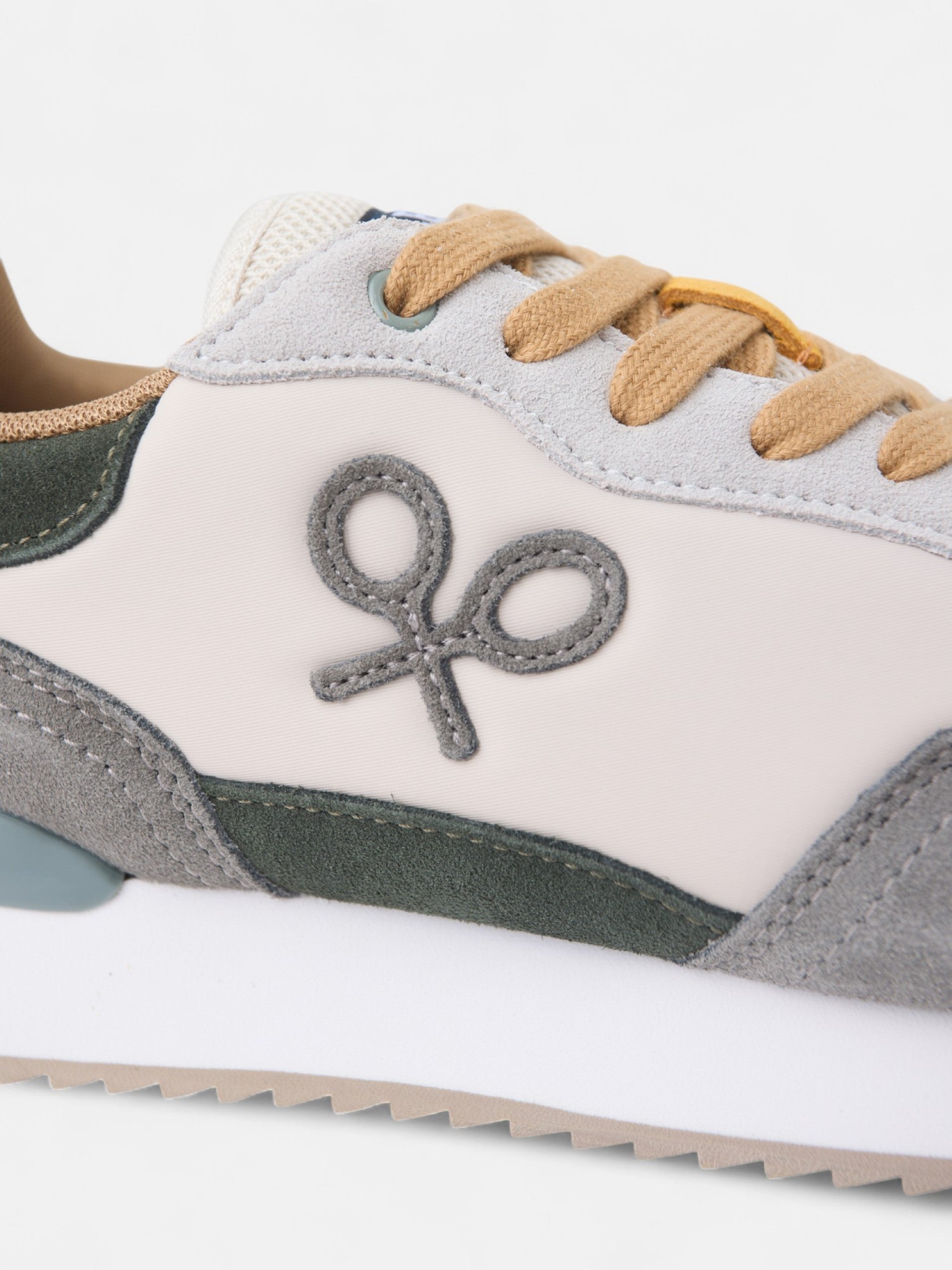 Sapatilha de corrida multicolor cinzenta