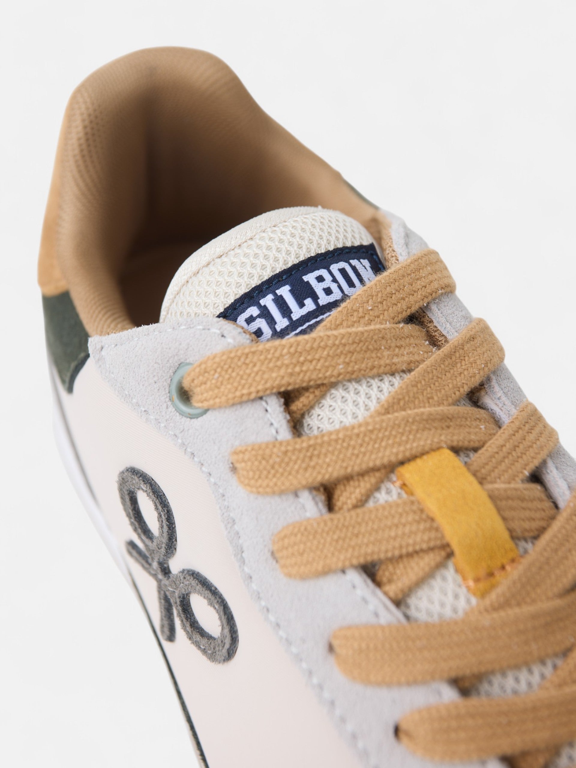 Sapatilha de corrida multicolor cinzenta