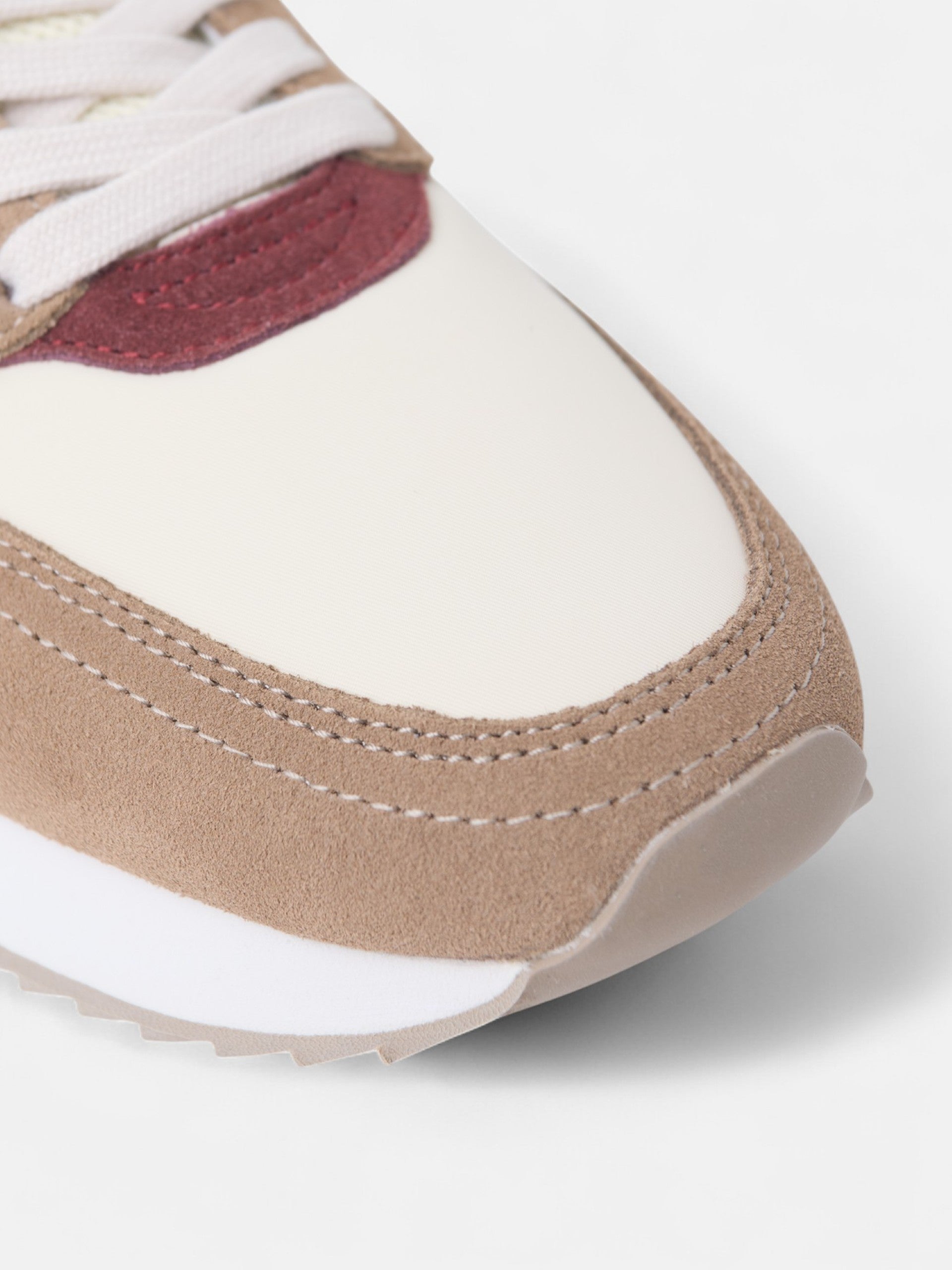 Multicolored beige running shoe