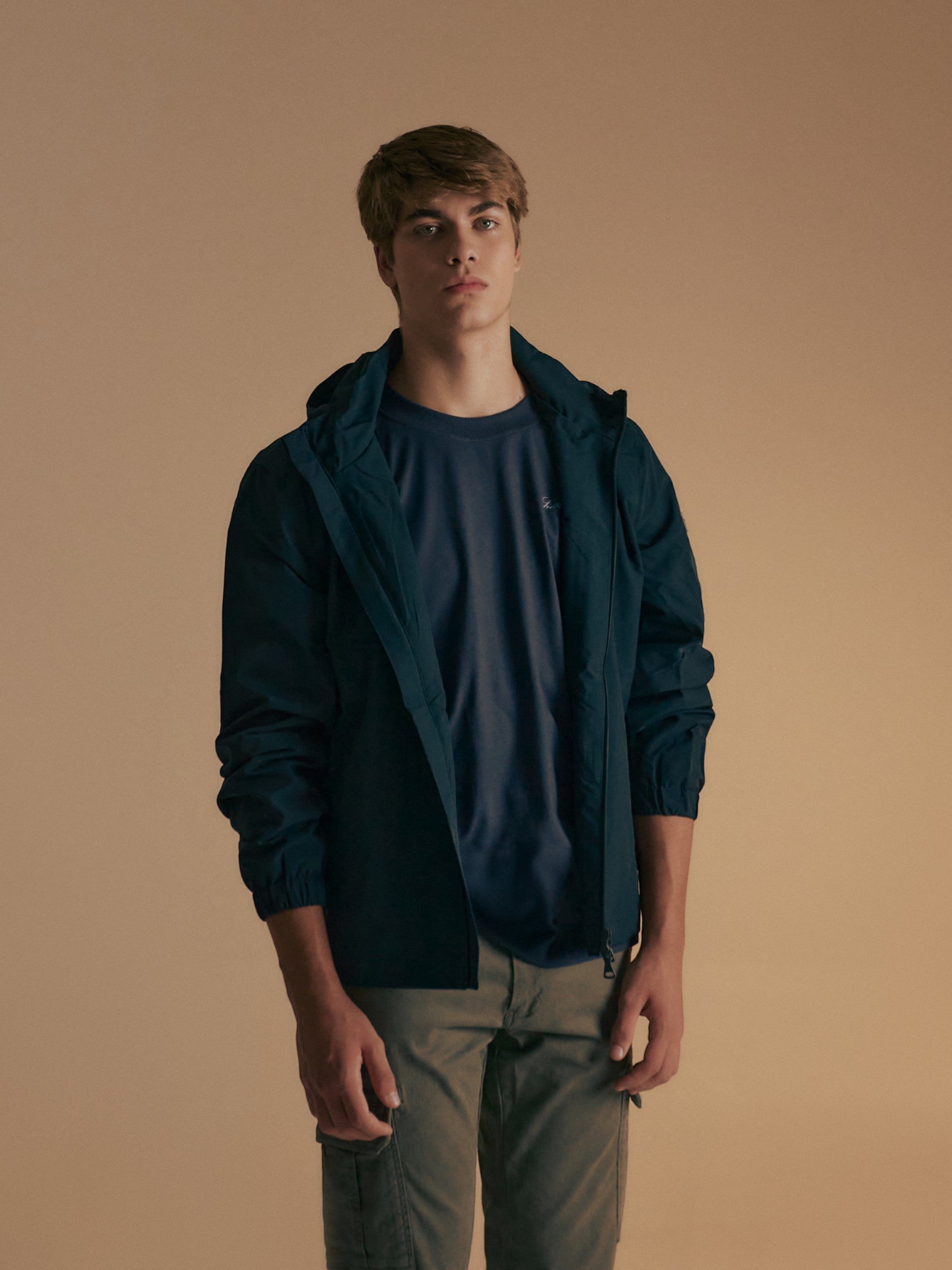 Chaqueta capucha cortavientos marino