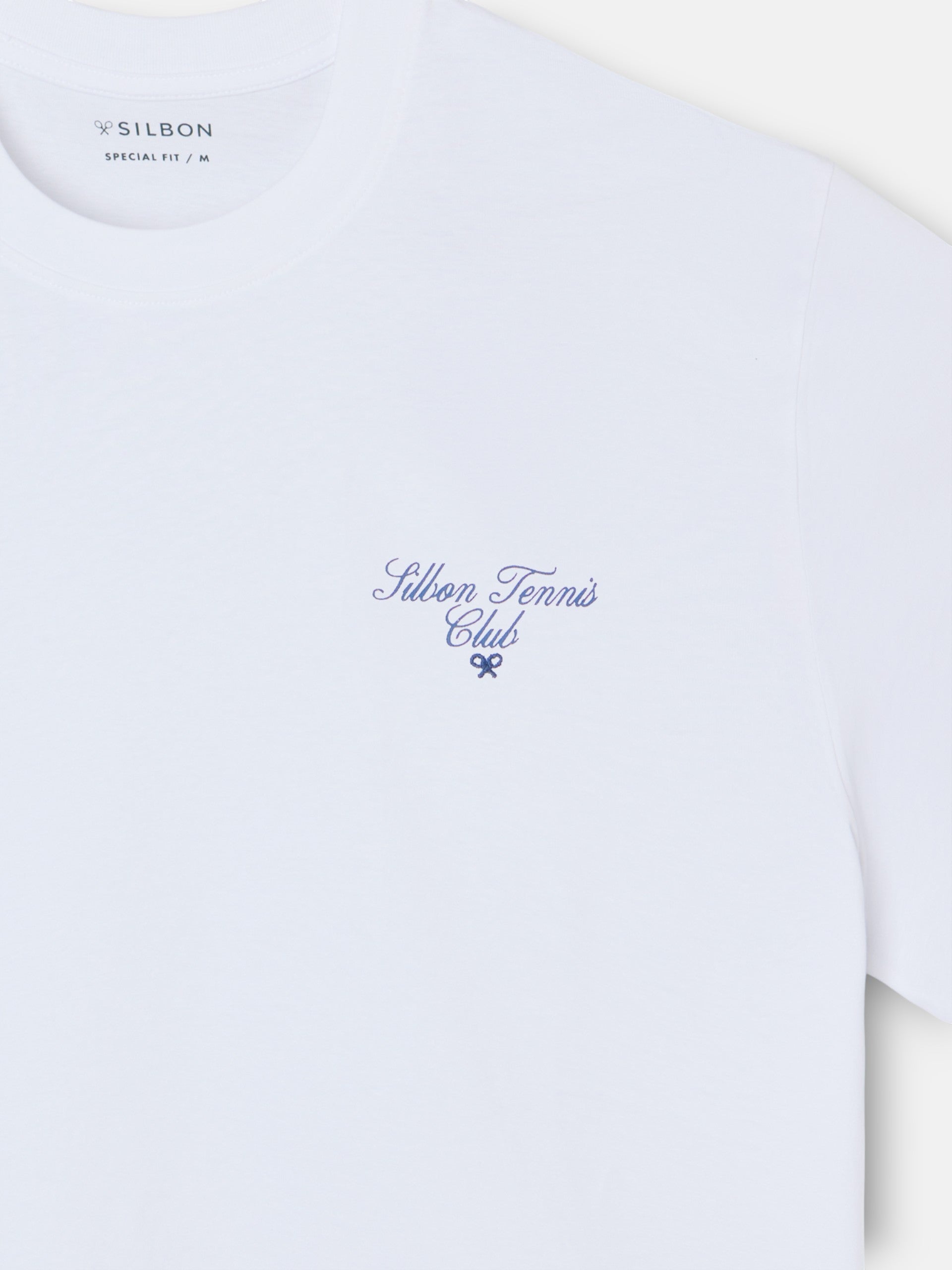 T-shirt blanc à l'élégance intemporelle et à la coupe spéciale