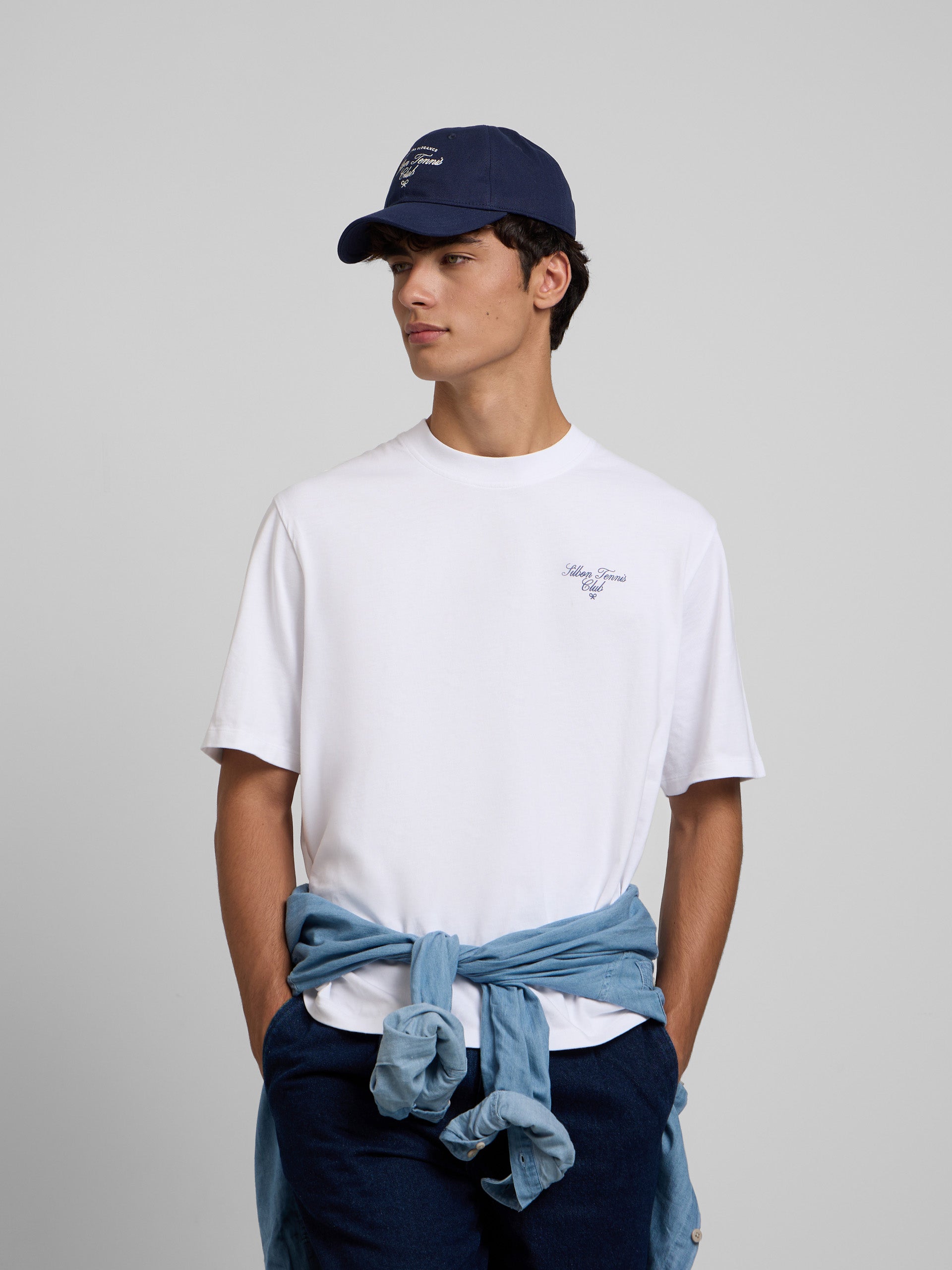 T-shirt blanc à l'élégance intemporelle et à la coupe spéciale