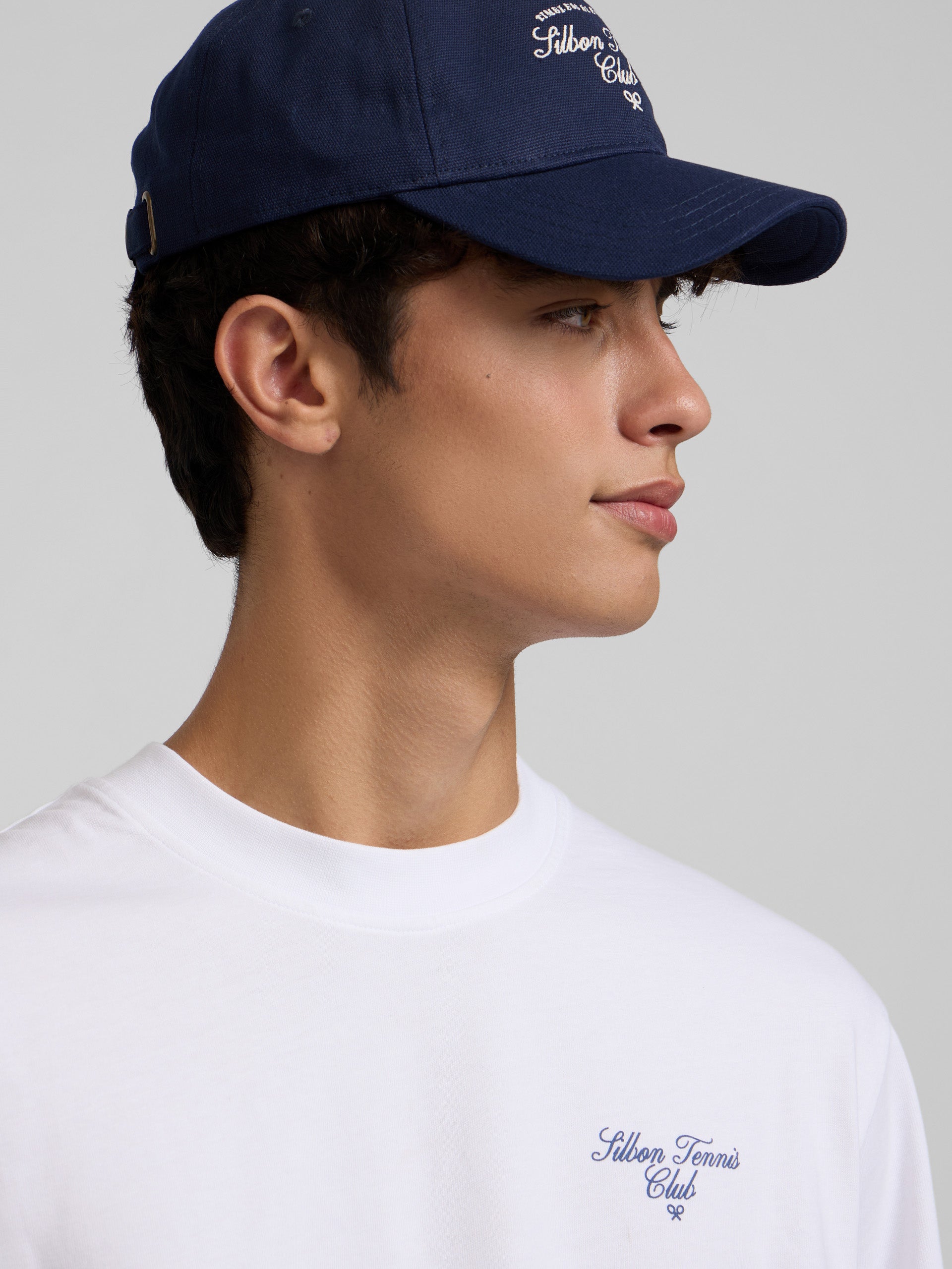 T-shirt blanc à l'élégance intemporelle et à la coupe spéciale