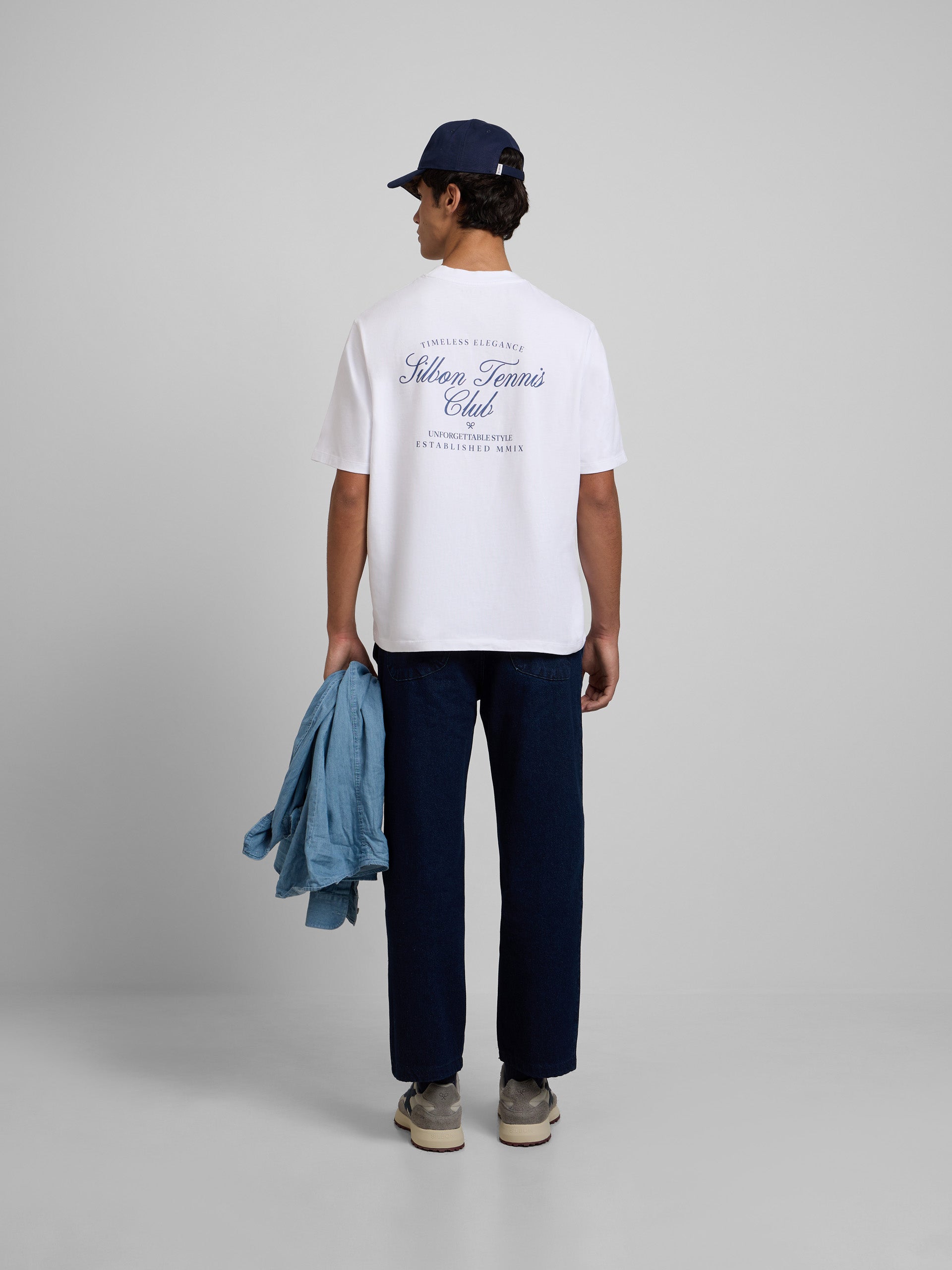 T-shirt blanc à l'élégance intemporelle et à la coupe spéciale