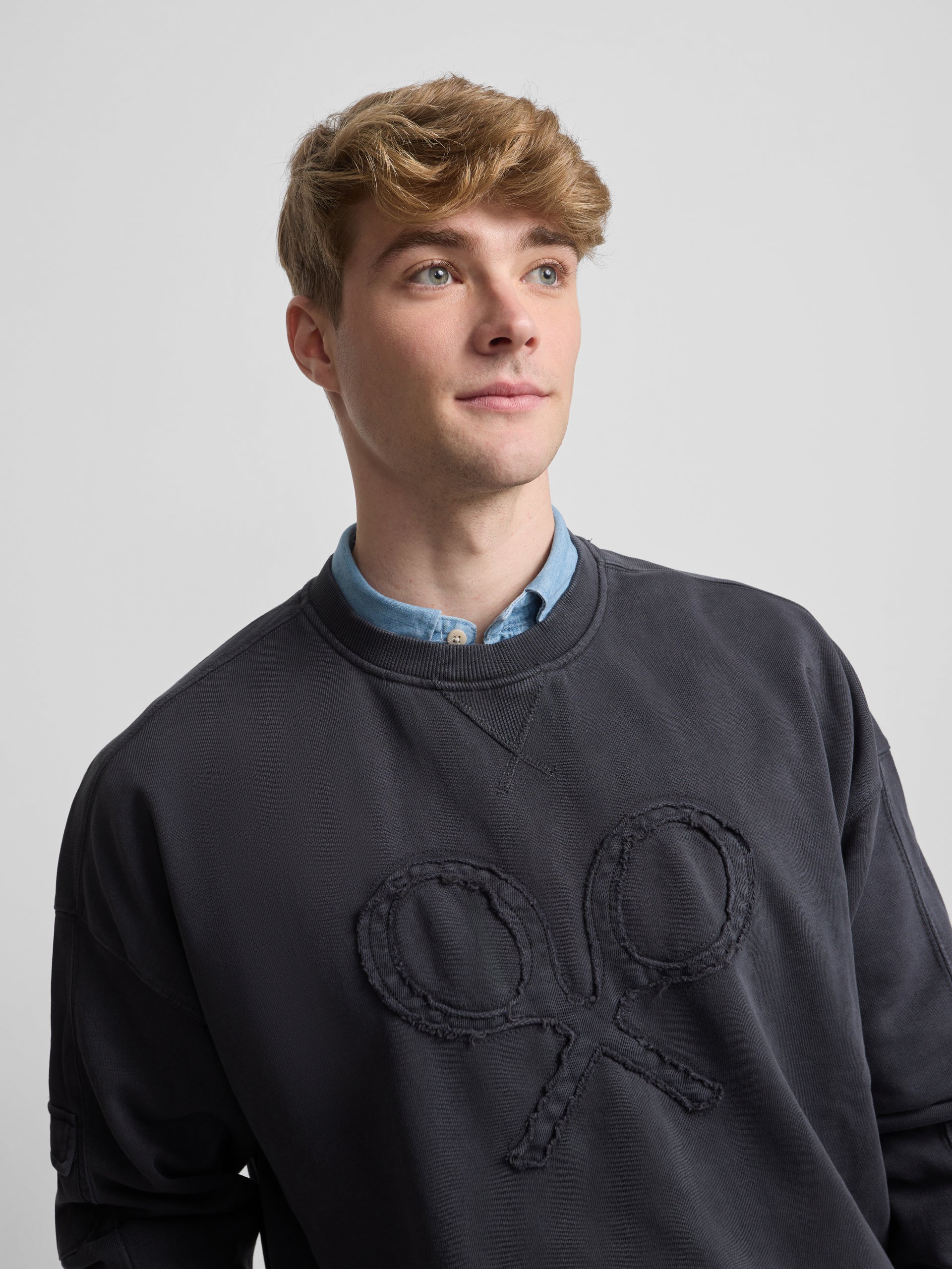 Sudadera relaxed fit logo garment dye gris