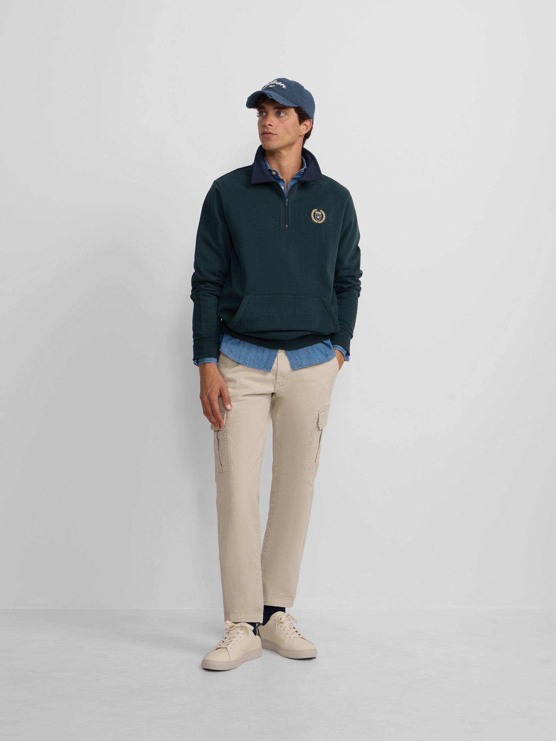 Half-zip sweatshirt with contrasting green collar