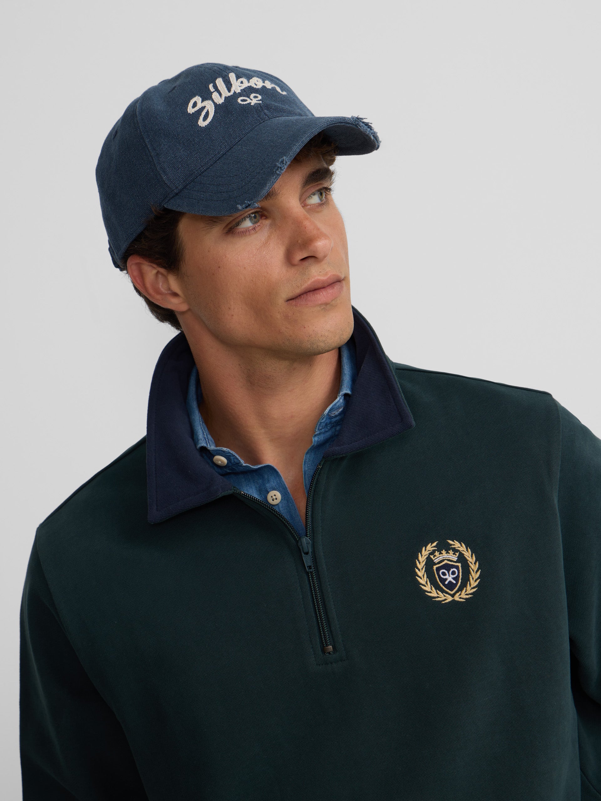 Half-zip sweatshirt with contrasting green collar