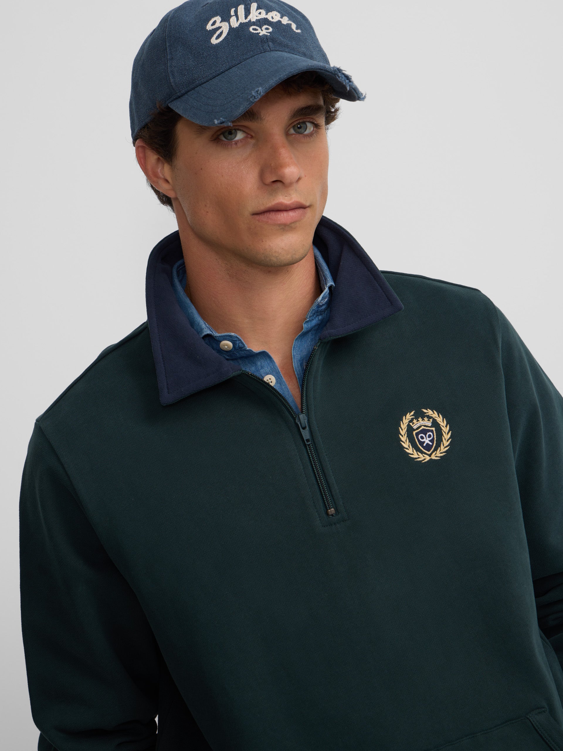 Half-zip sweatshirt with contrasting green collar