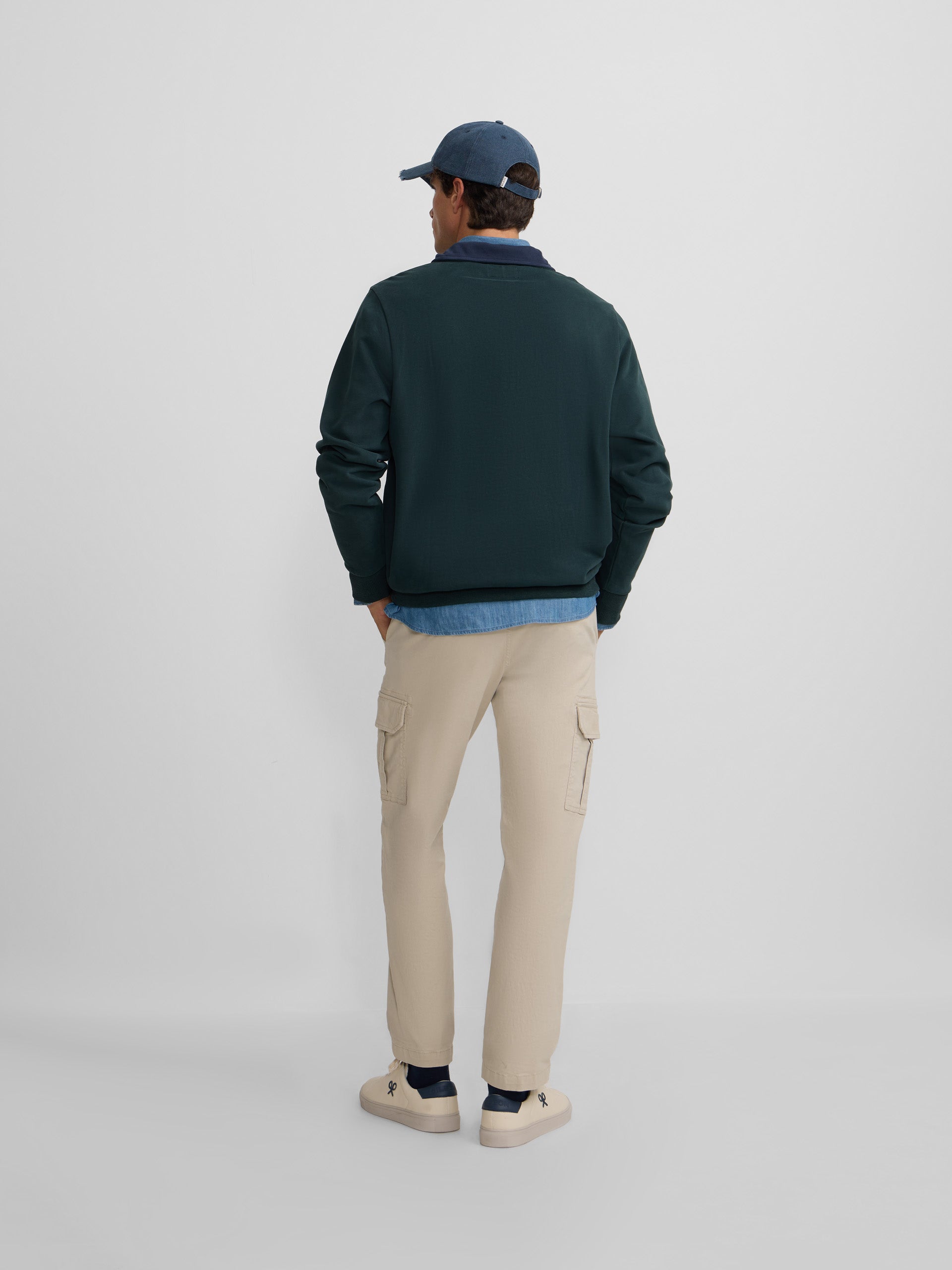 Half-zip sweatshirt with contrasting green collar
