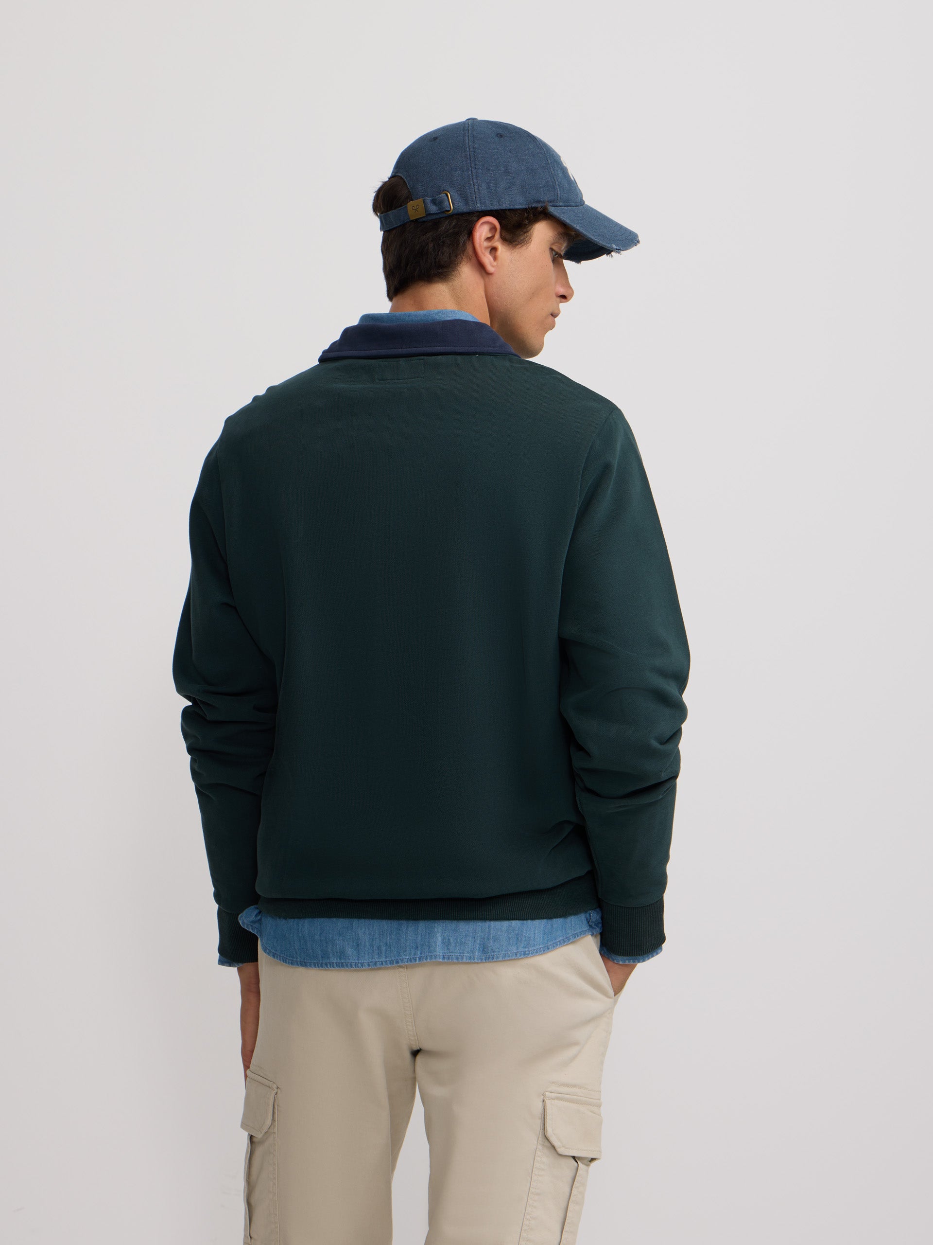 Half-zip sweatshirt with contrasting green collar