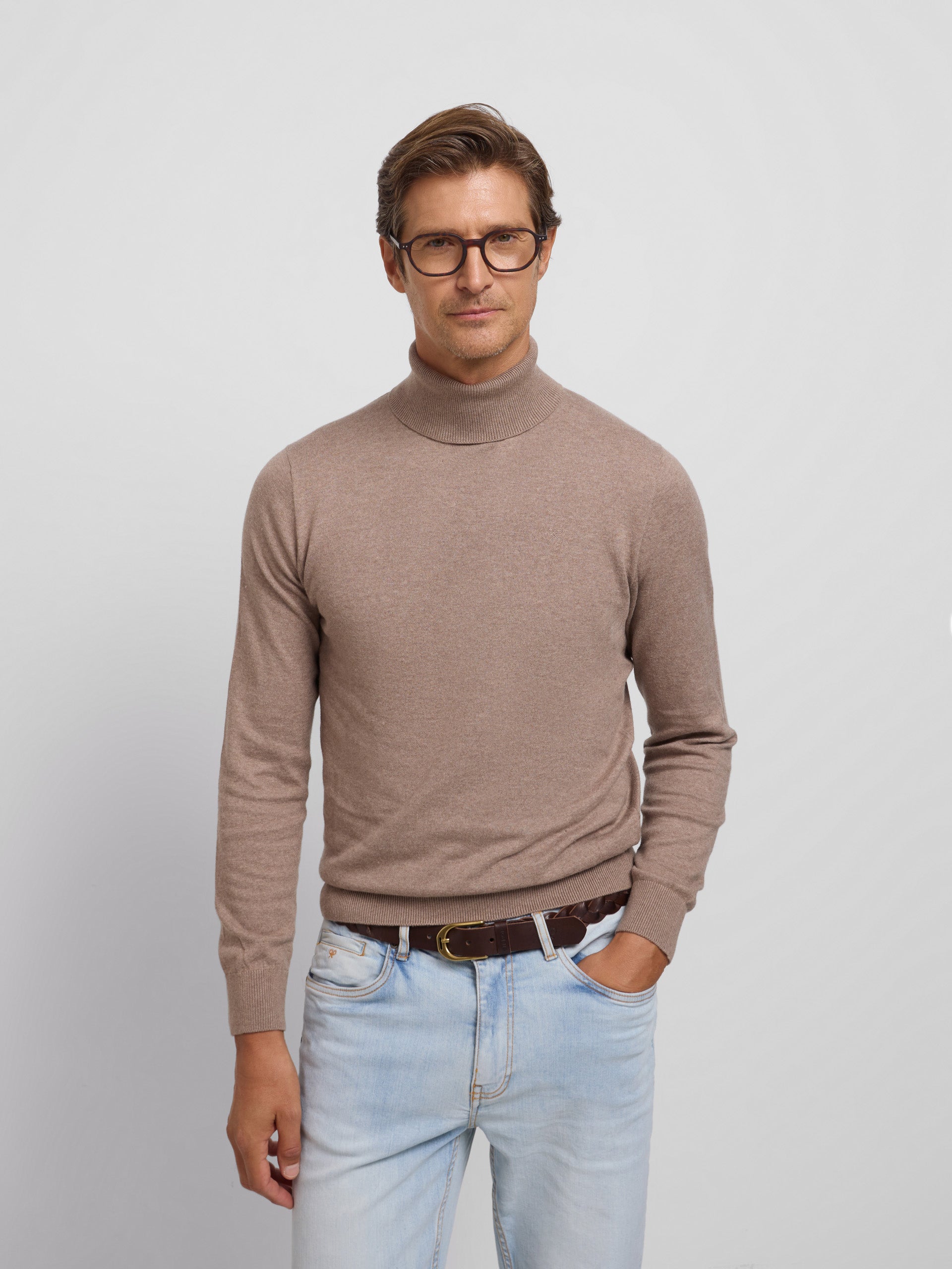 Pull col roulé marron clair classique