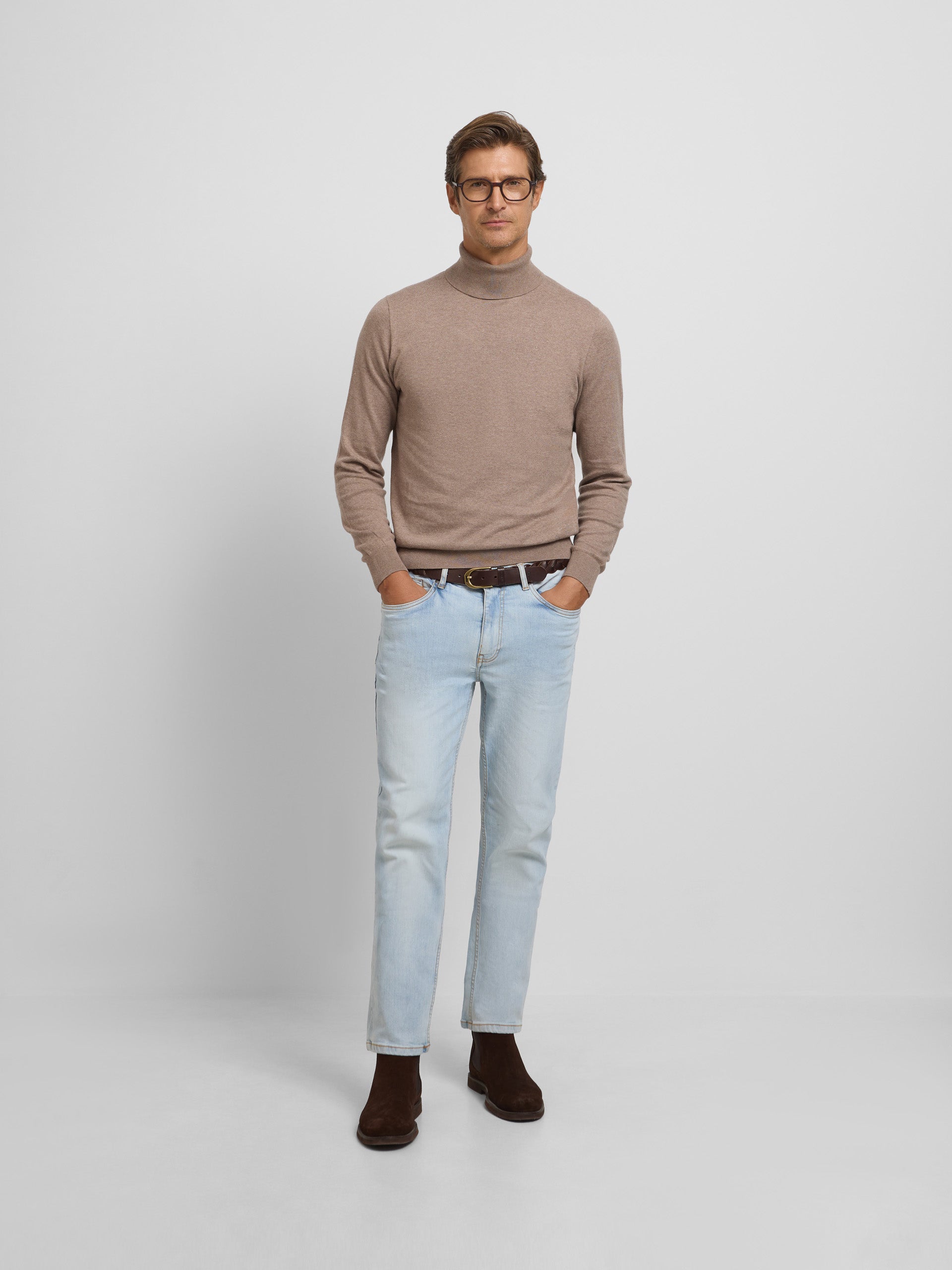 Pull col roulé marron clair classique