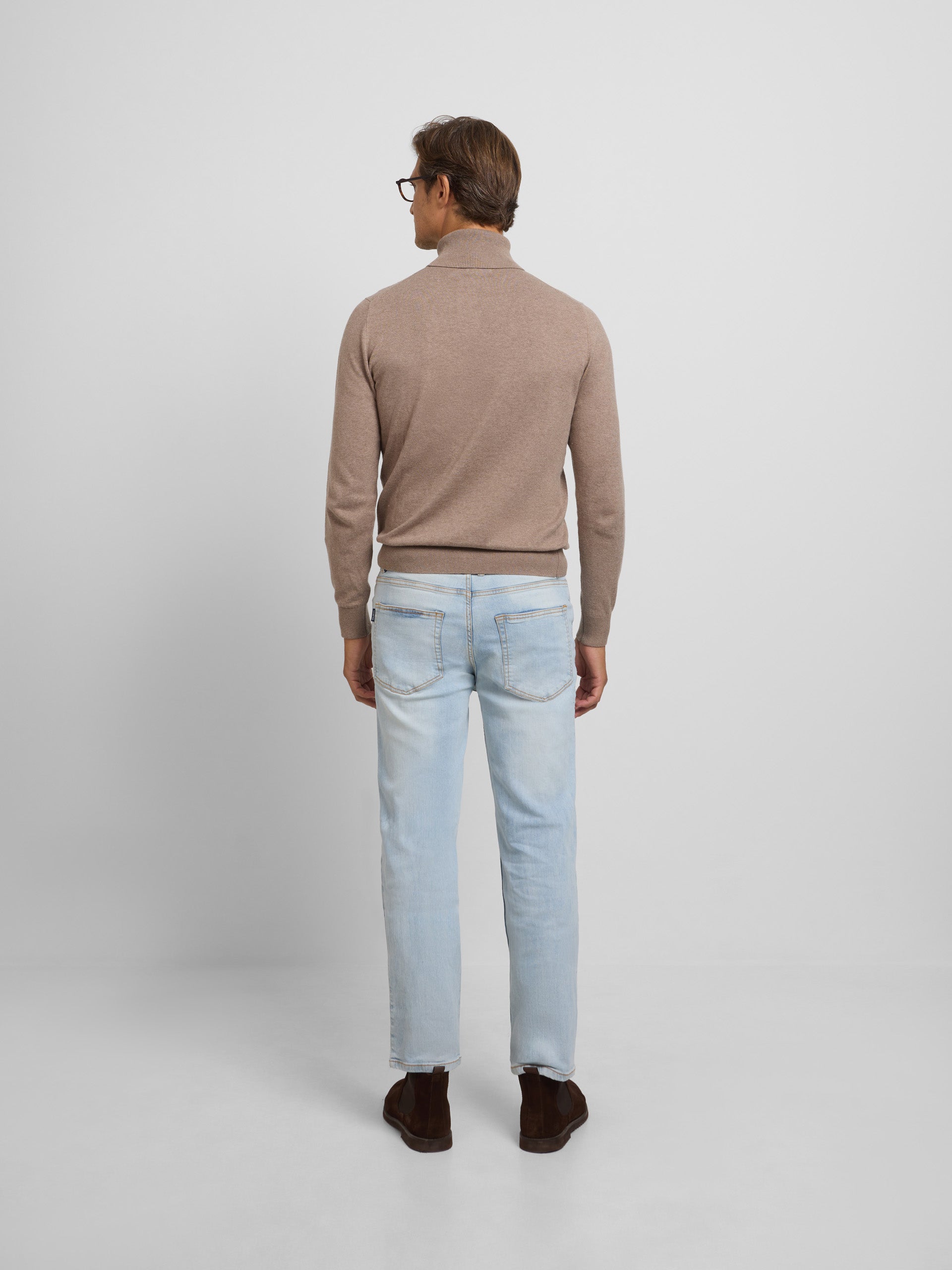 Pull col roulé marron clair classique