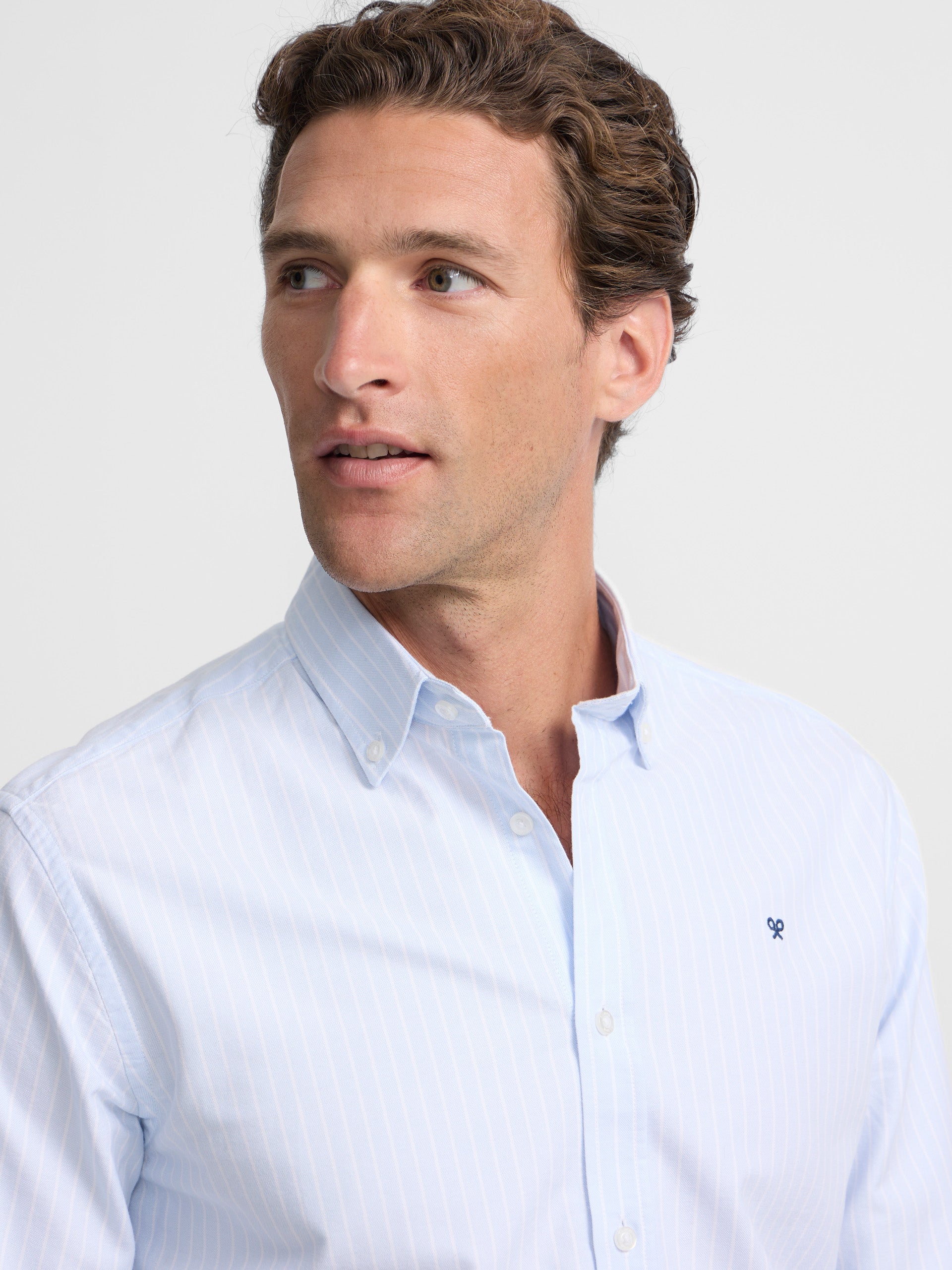 Camisa sport oxford celeste raya fina blanca