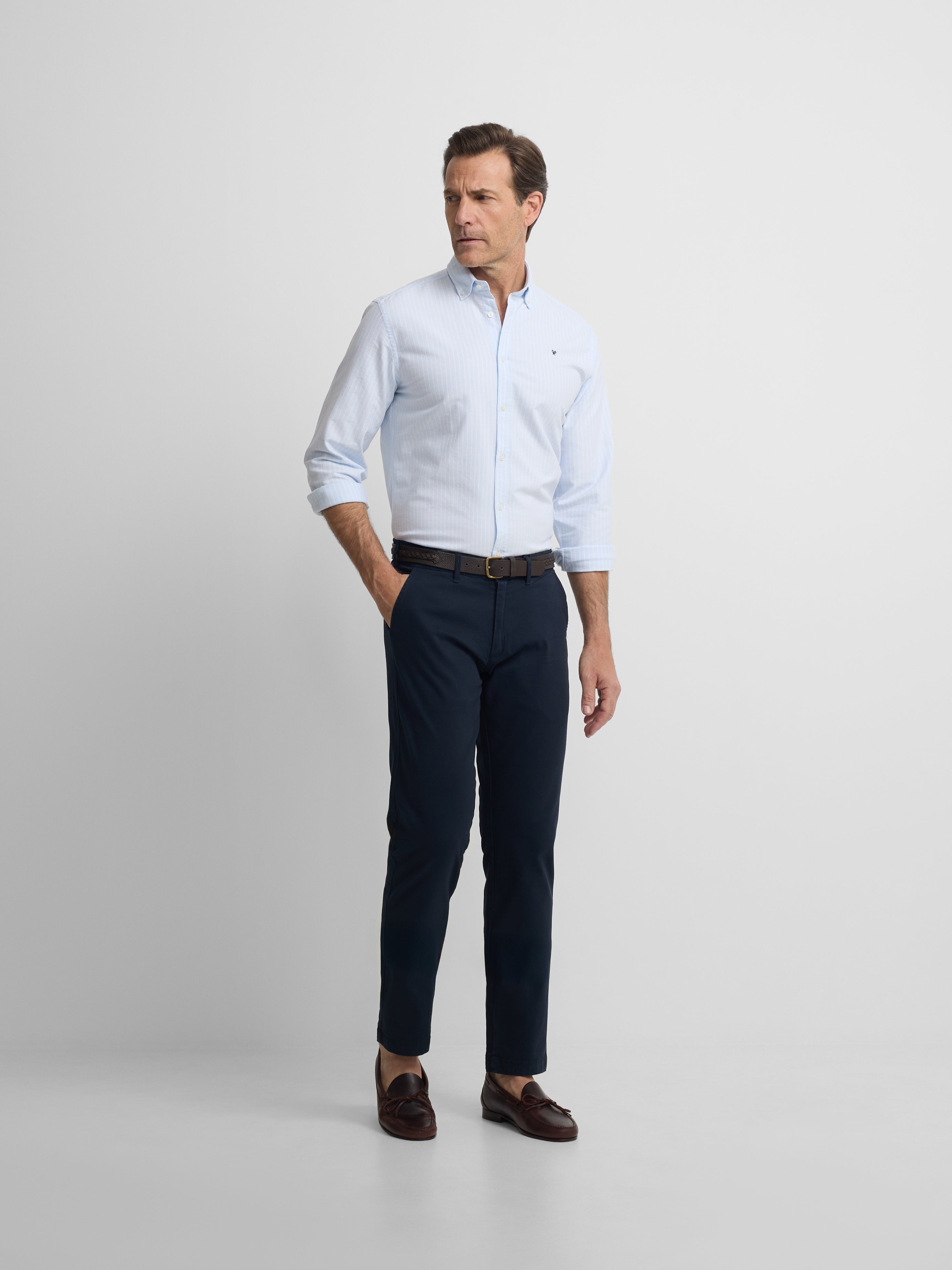 Camisa sport oxford azul-claro com risca fina branca