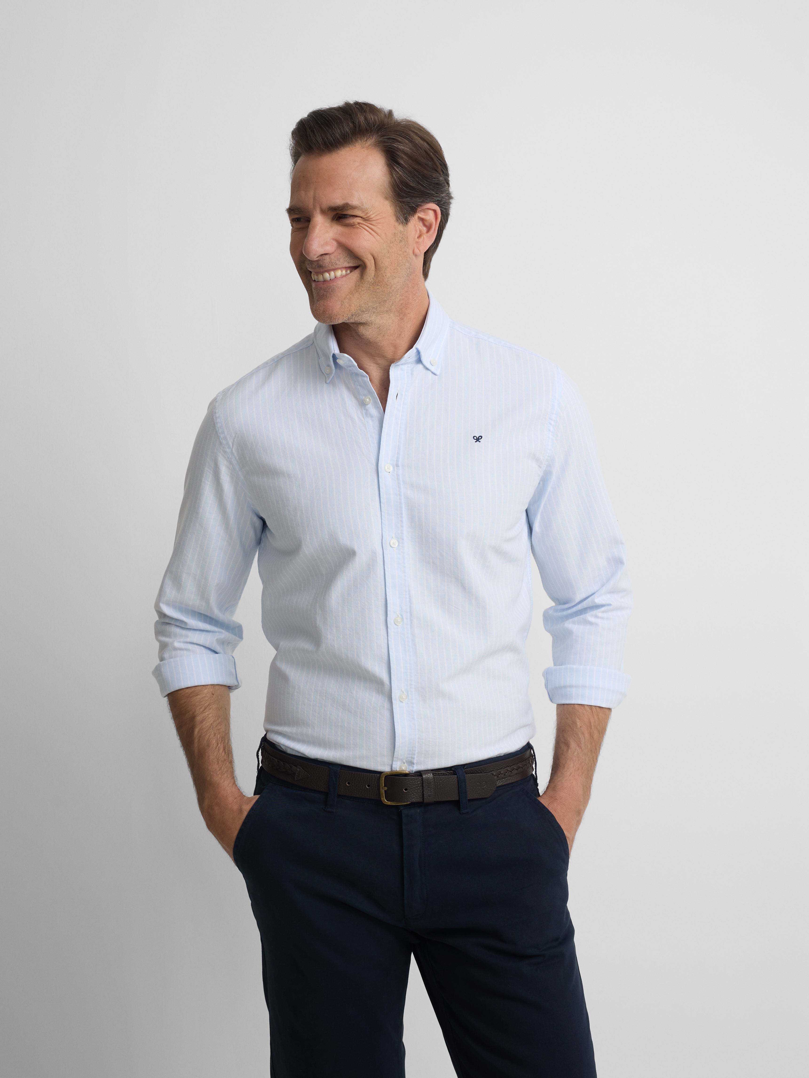 Camisa sport oxford azul-claro com risca fina branca