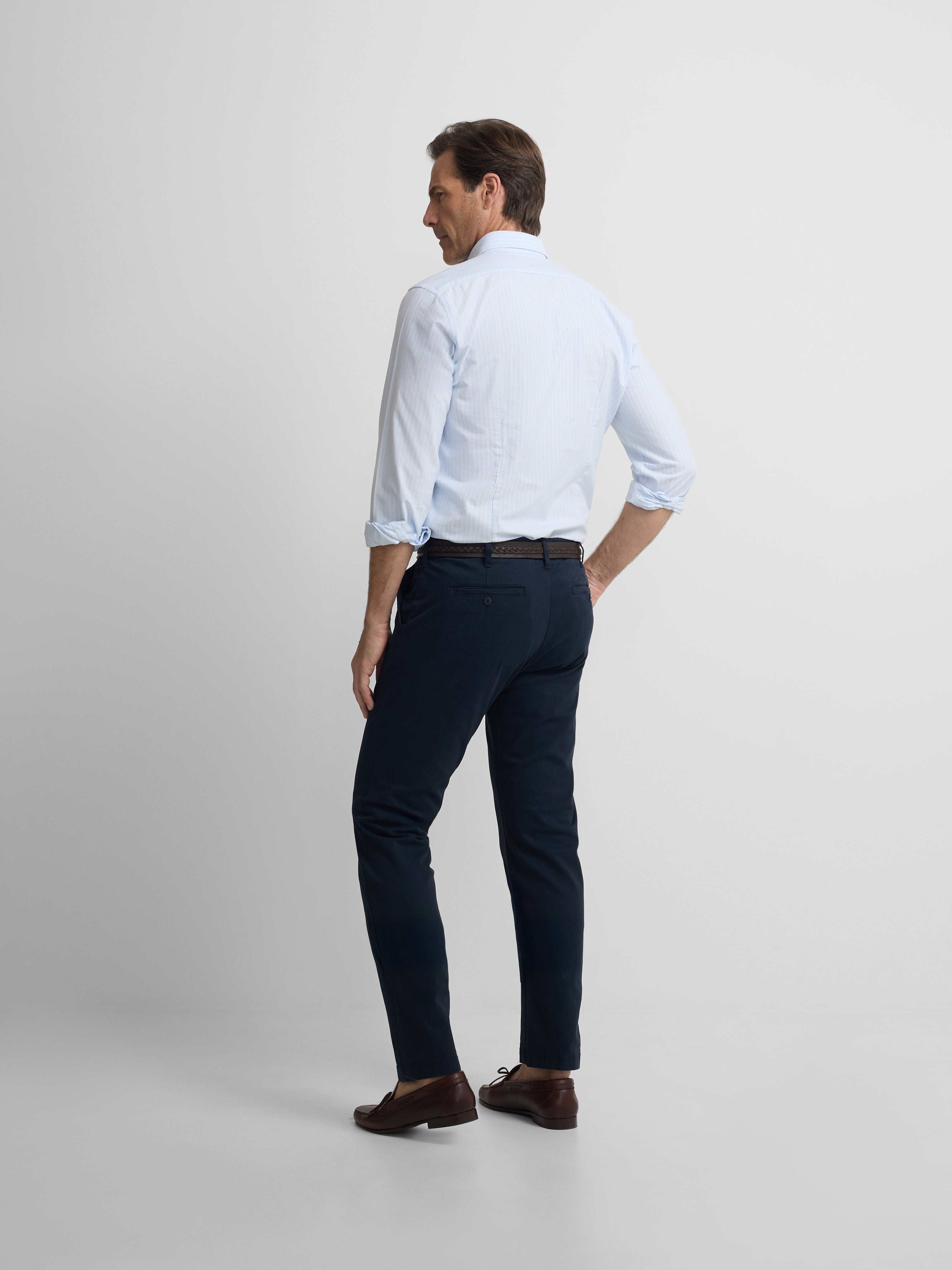 Camisa sport oxford azul-claro com risca fina branca