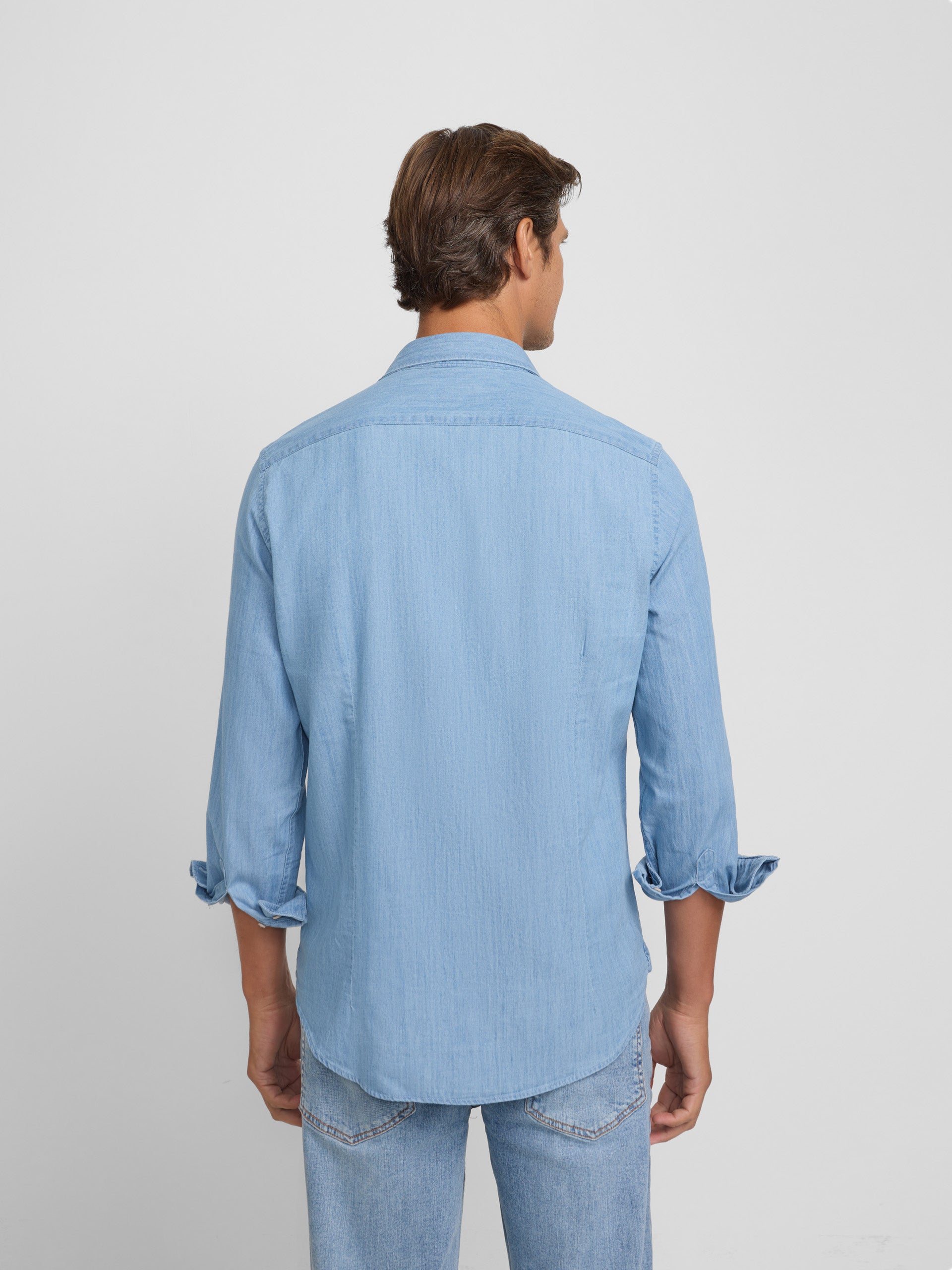 Chemise sport en jean bleu clair à coupe découpée