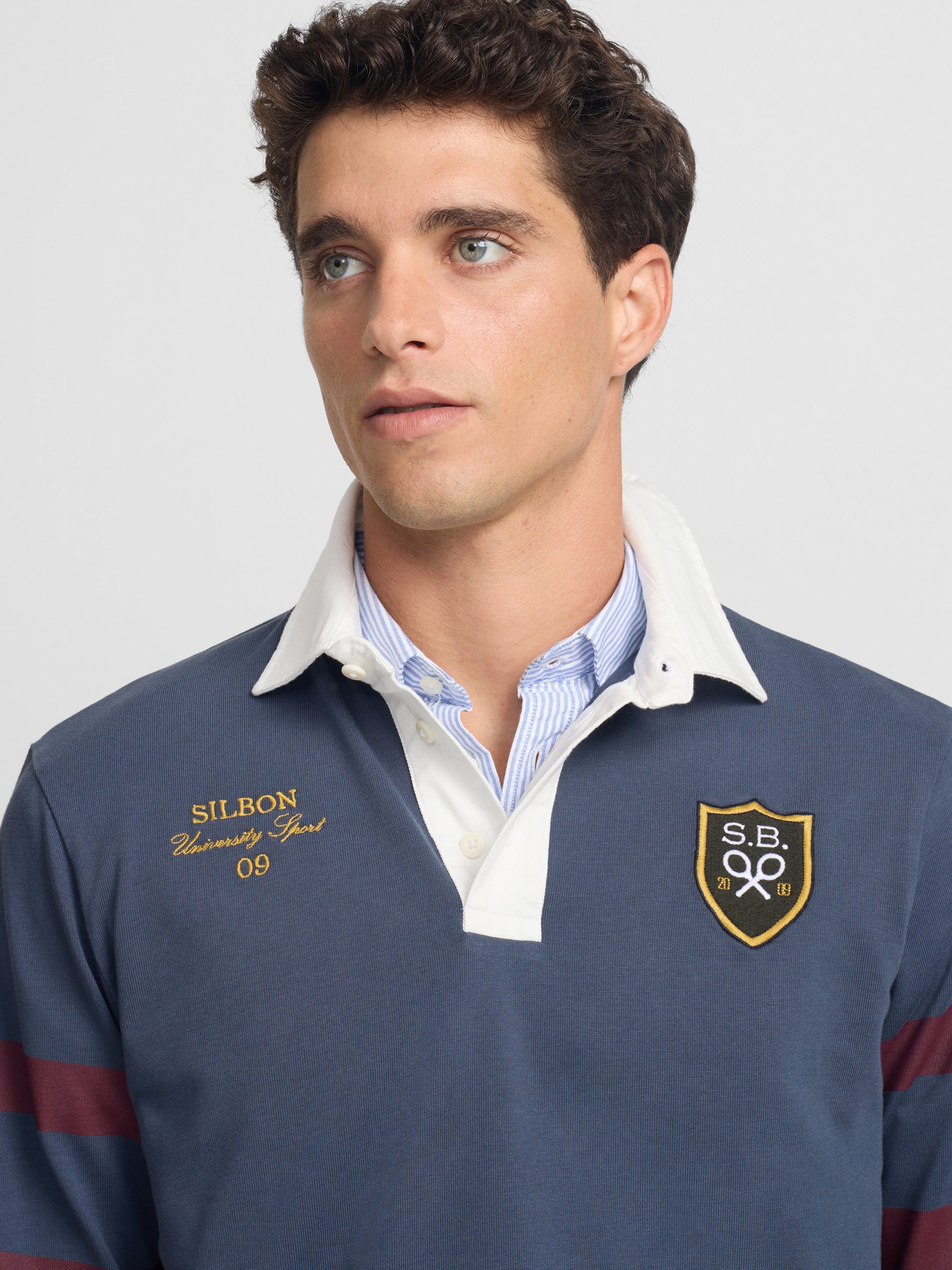 Pólo clássico rugby em azul-marinho com emblema