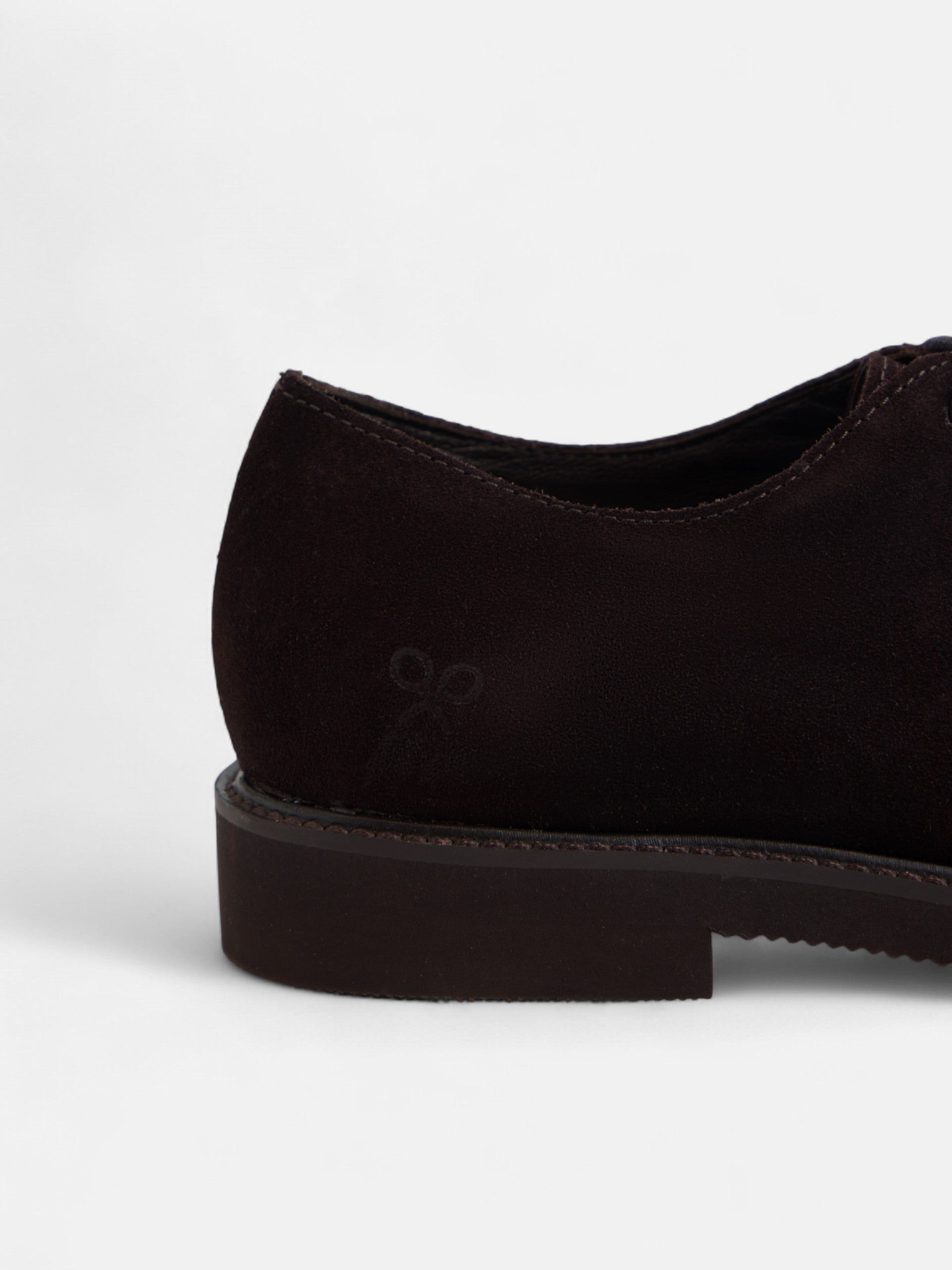 Sapato clássico em camurça castanha