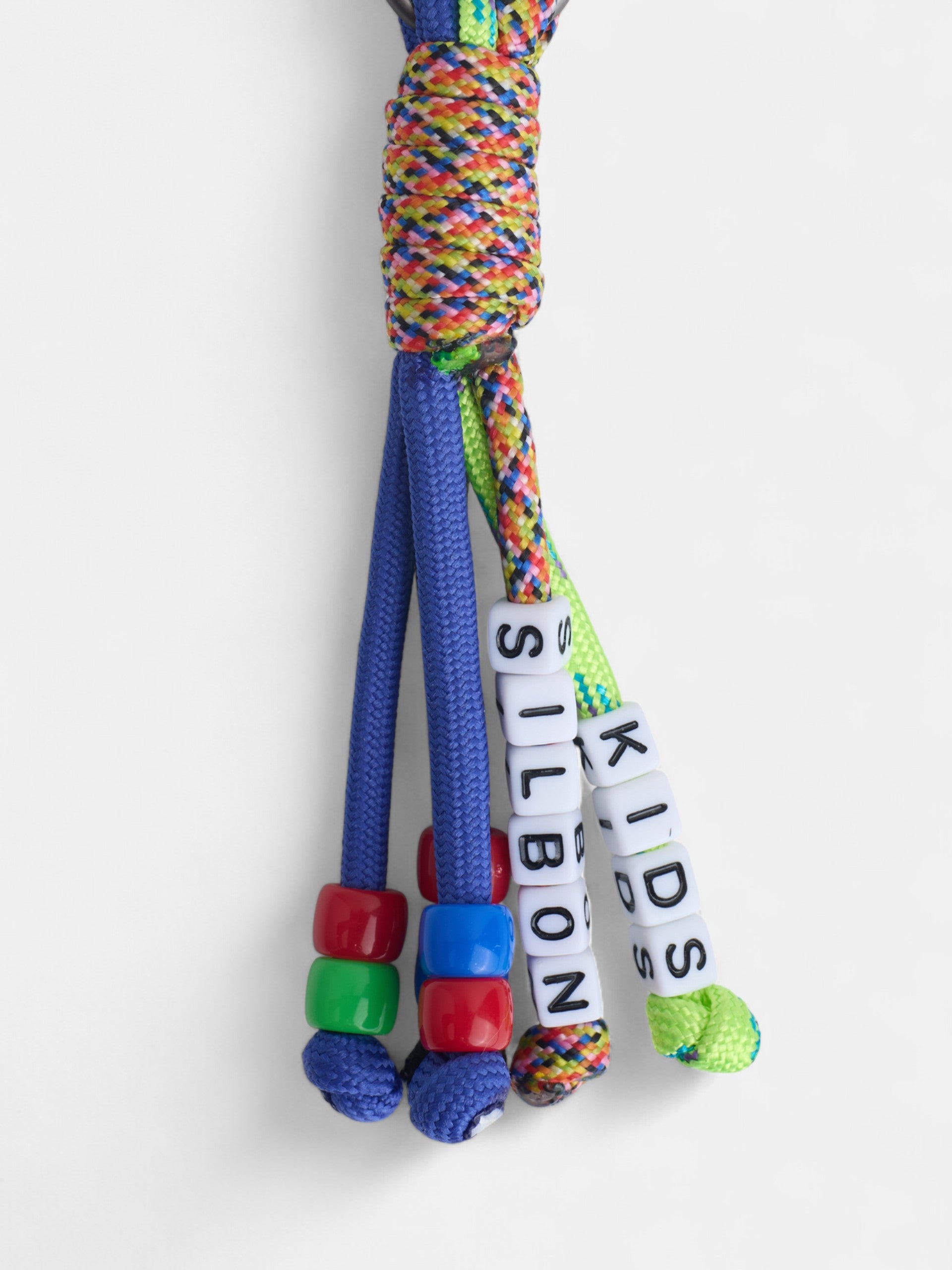 Chaveiro infantil com cordas coloridas