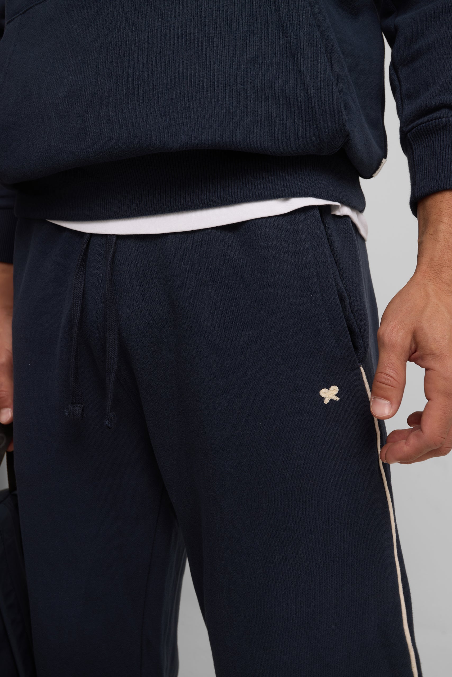 Pantalon deportivo minilogo azul marino