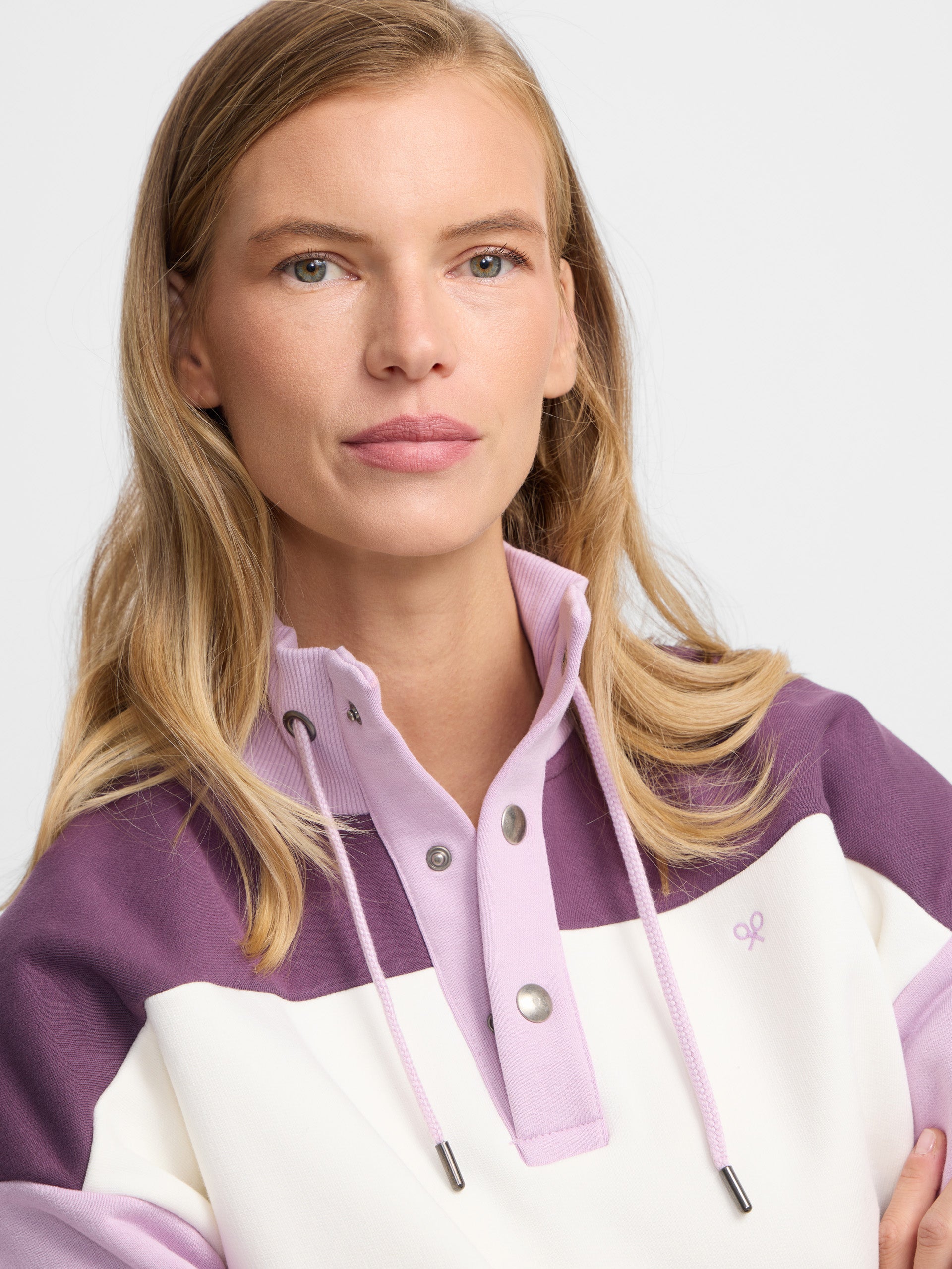 Sudadera woman tricolor cuello botones morados