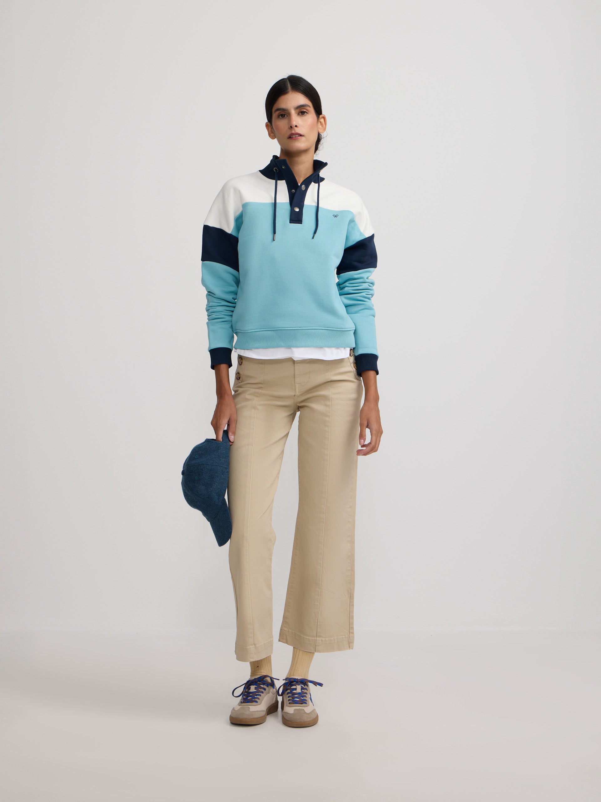 Tricolor women's sweatshirt with blue buttoned collar